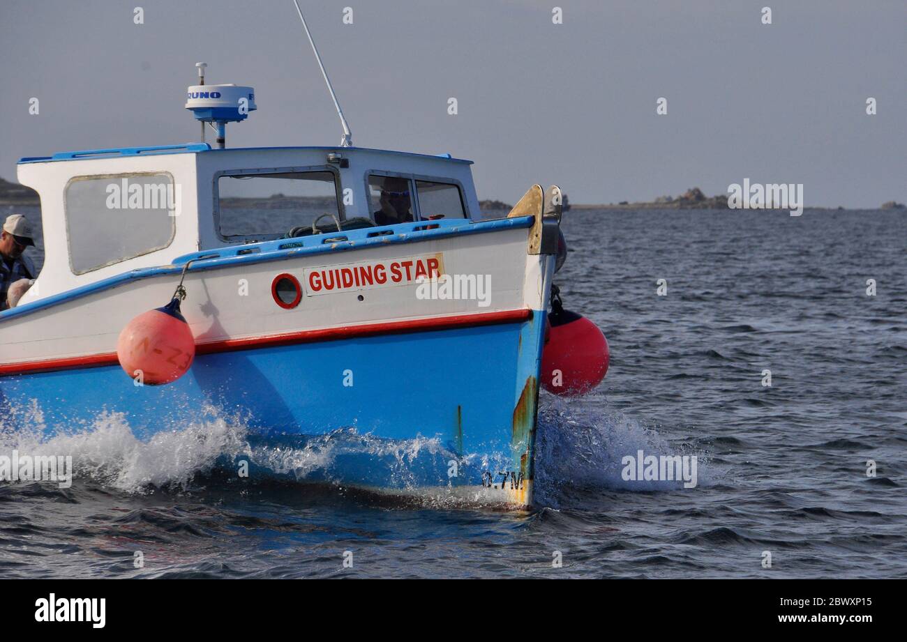 Der Guiding Star eines der älteren hölzernen Touristenboote der Bootsmänner der Scilly-Inseln, kehrt zur Hauptinsel des IS, der St. Mary's, zurück Stockfoto