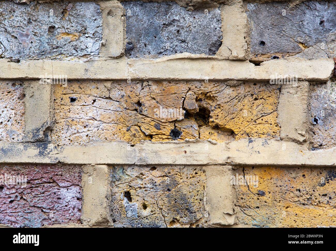 Nahaufnahme Detail der verfallenden Ziegelwand Stockfoto