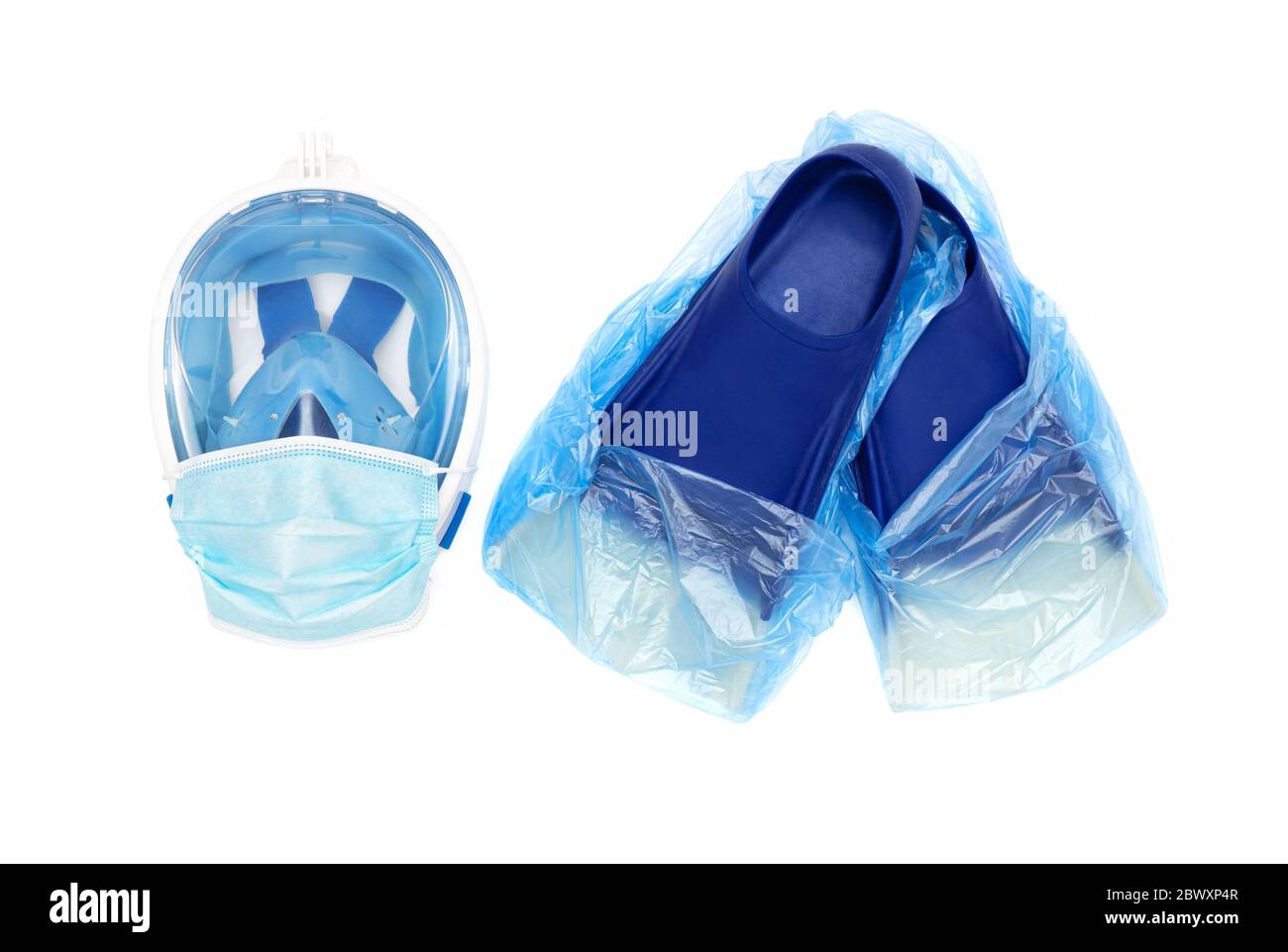 Vollgesicht Schnorchel Maske mit einer Einweg-OP-Gesichtsmaske auf und Flossen mit schützenden Schuhüberzügen isoliert auf weiß. Sommer ohne Schwimmen. Abbrechen Stockfoto