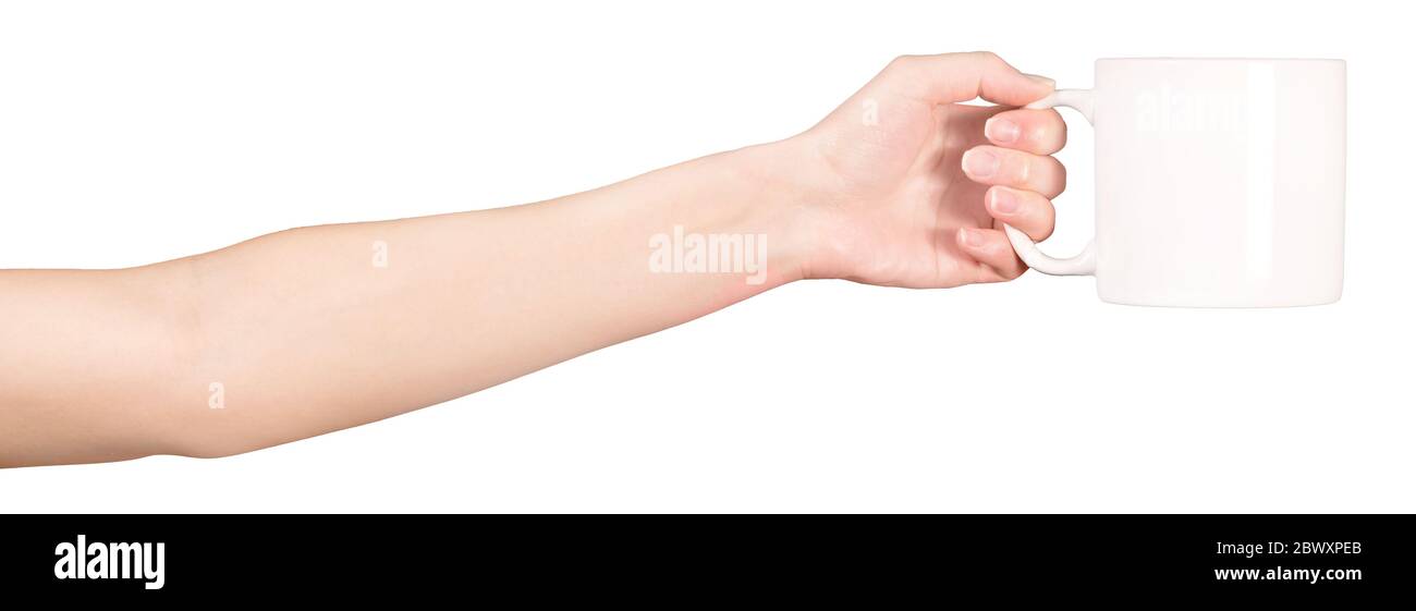 Weibliche Hand hält einen weißen Becher. Isoliert Stockfoto