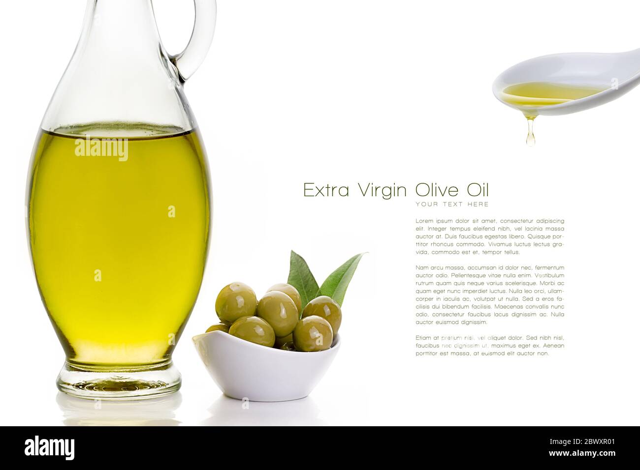 Schließen Sie goldenes Olivenöl auf Glasflasche mit Olivensamen auf weißen Schüssel auf der Seite und Gießen Olivenöl tropft aus einem weißen Keramiklöffel in der Oberseite Stockfoto