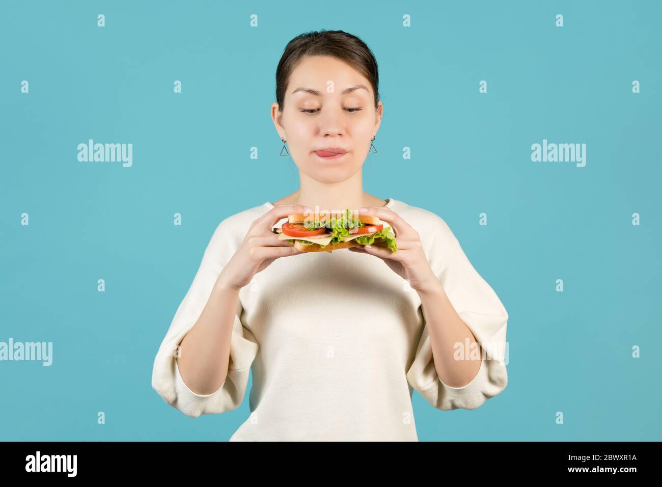 Ein junges Mädchen wird ein Sandwich essen Stockfoto