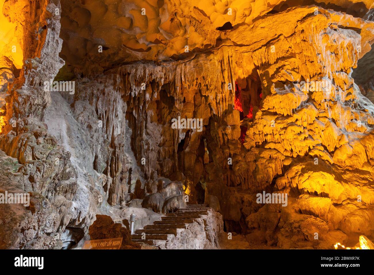 Stalaktiten und Stalagmiten Formationen in einer Kalksteinhöhle der Halong Bay, Vietnam Stockfoto