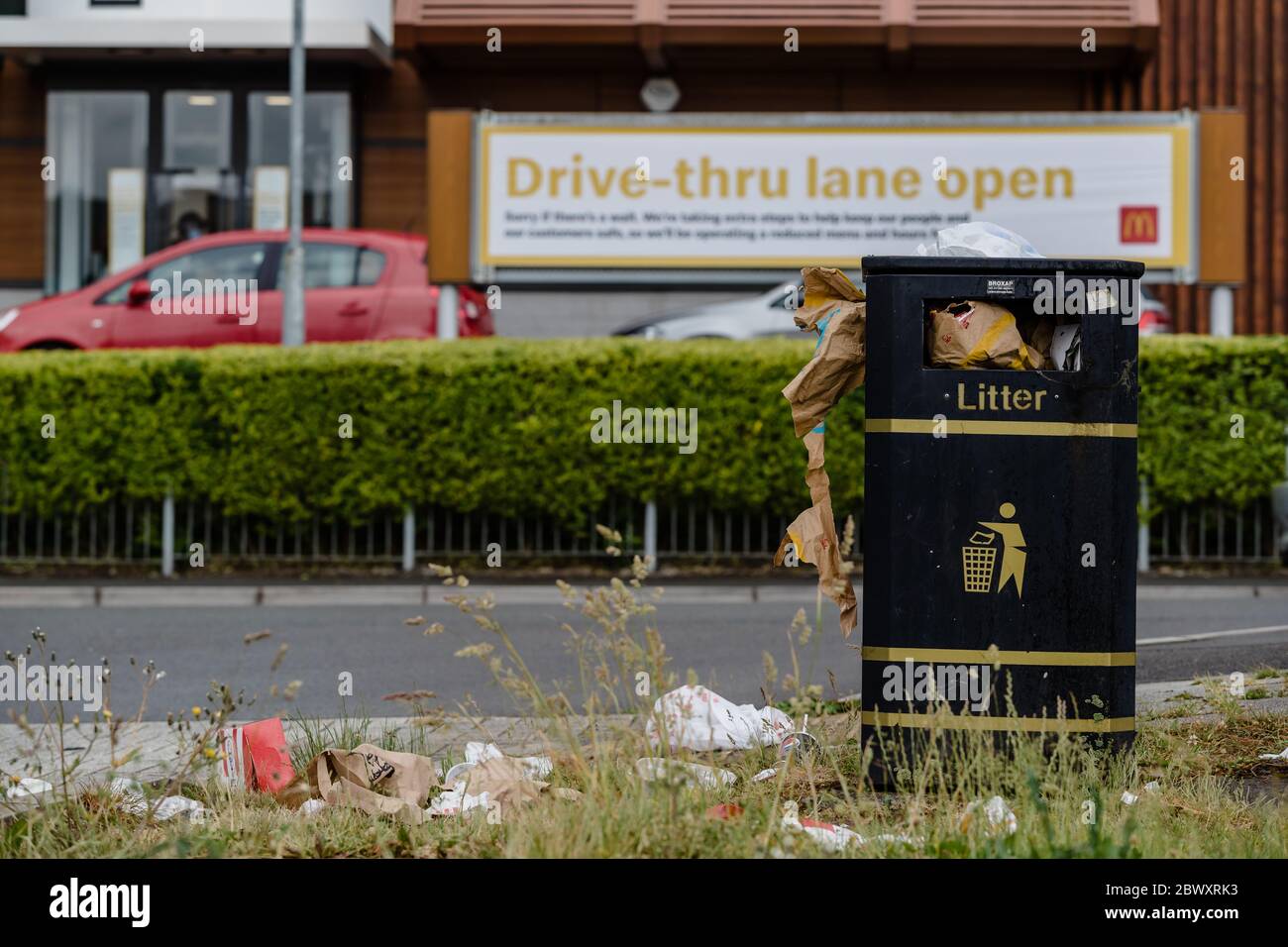 MERTHYR TYDFIL, WALES 03. JUNI 2020 - Autos stehen Schlange, um einen McDonalds-Drive zu bekommen, da der Laden während der Covid-19-Epidemie wieder geöffnet wird. Stockfoto