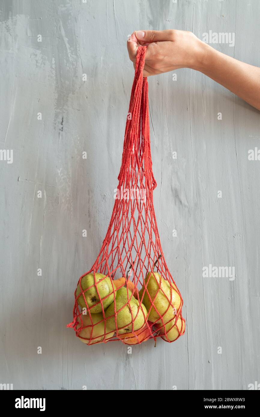 Frisches Obst in einem textilen Saitenbeutel. Kein Abfall und kein Kunststoff Stockfoto