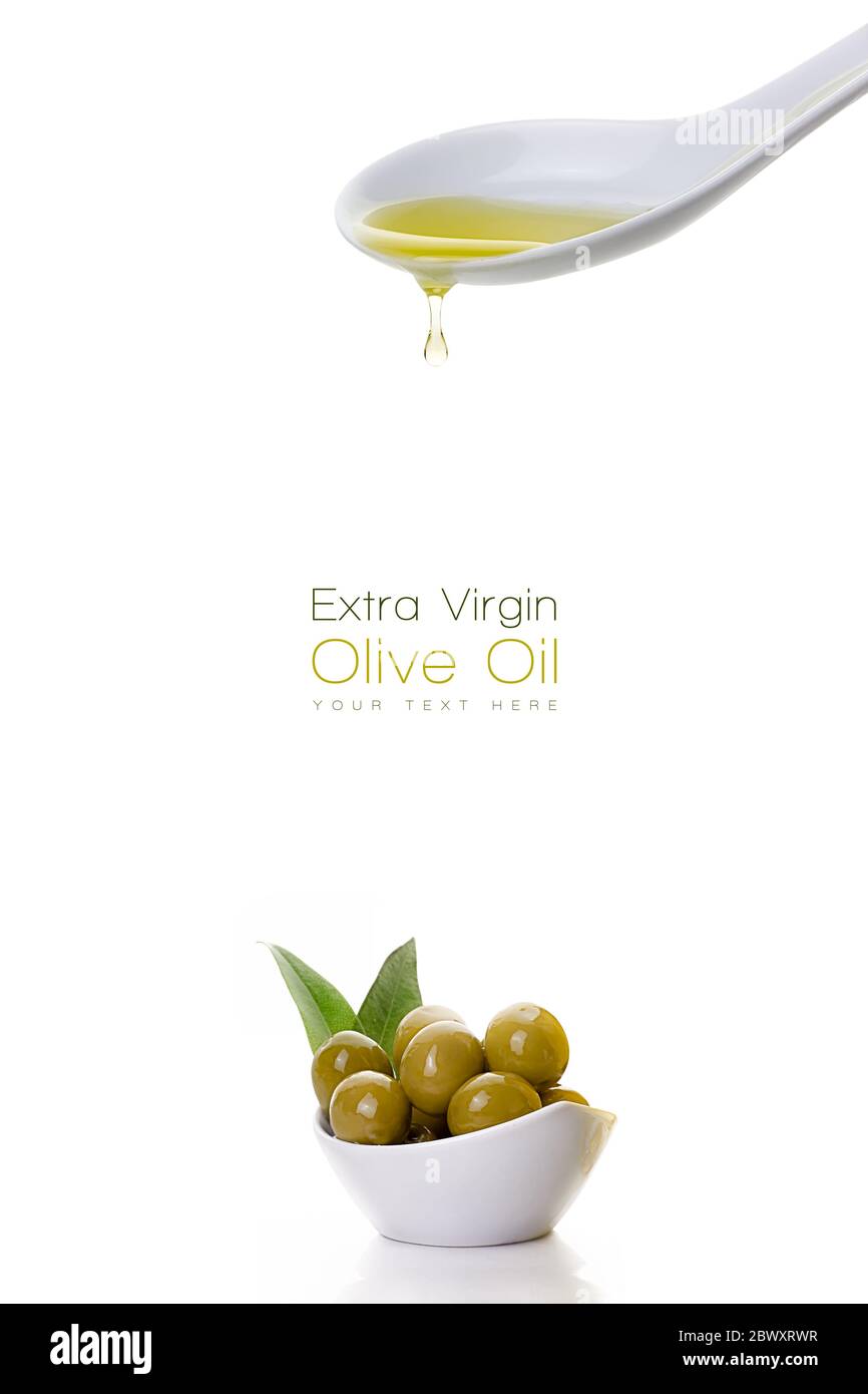 Gesundes natives Olivenöl, das von einem weißen Keramiklöffel auf einen Beispieltext tropft, mit Olivensamen auf einer weißen Schüssel unten links. Vorlage für isola Stockfoto