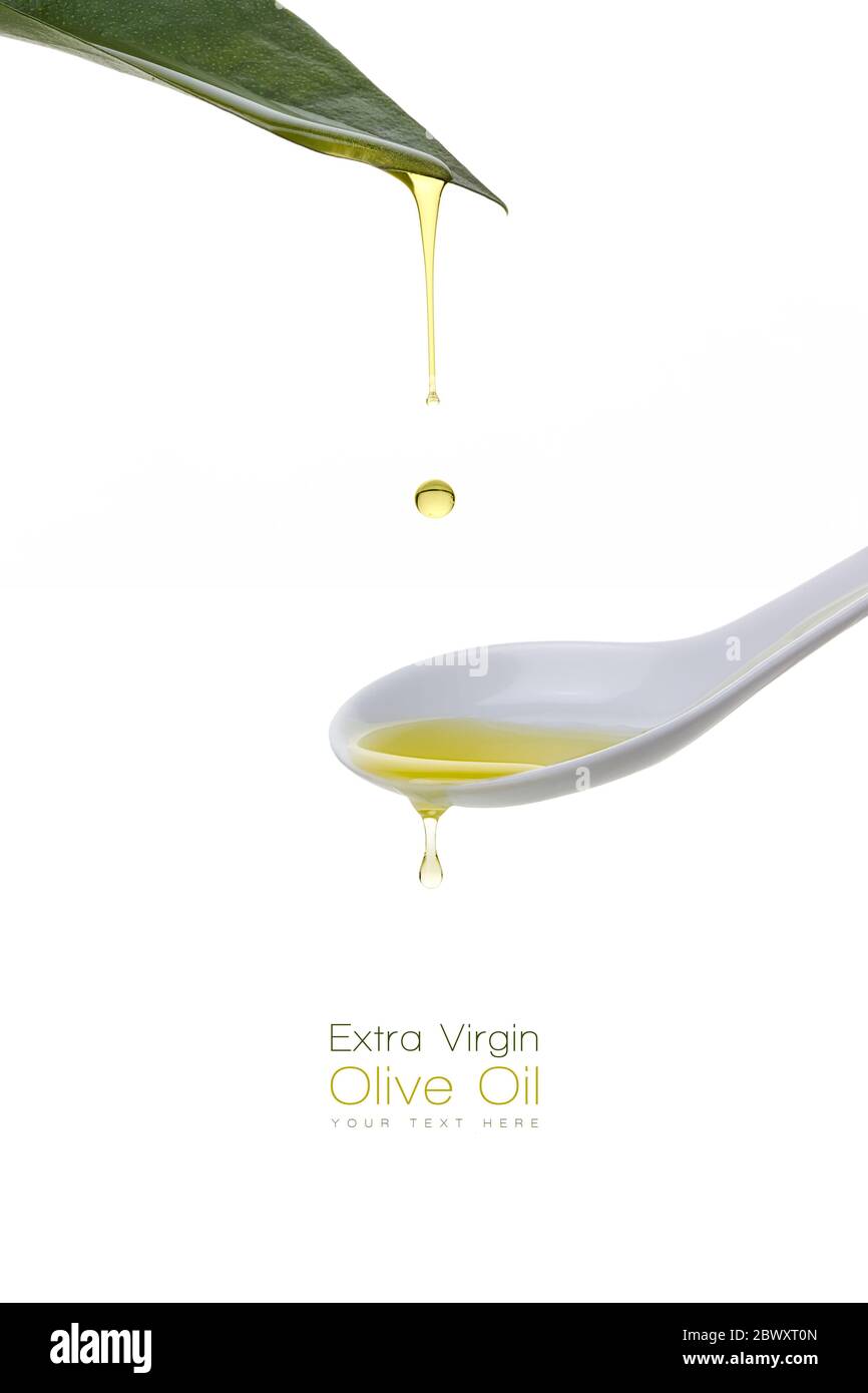 Olivenöl tropft aus einem frischen grünen Olivenblatt über einen Keramiklöffel mit einem Tropfen, der in der Luft über einem weißen Hintergrund mit Copyspace aufgehängt ist. Templat Stockfoto