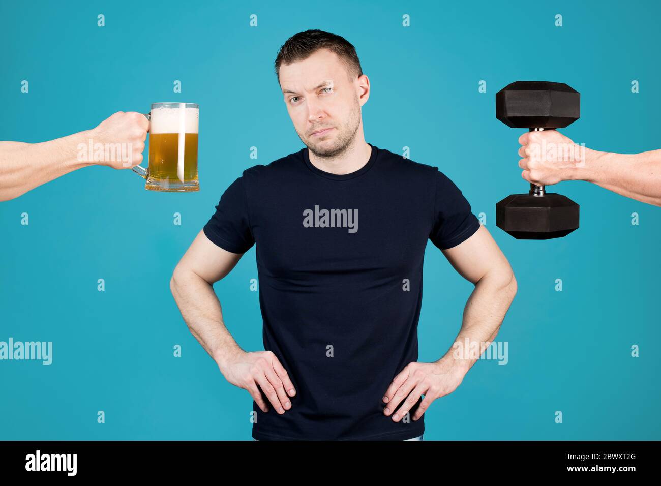 Mann mit einem ernsten Gesicht Wahl Lebensstil - gesund oder Nicht Stockfoto