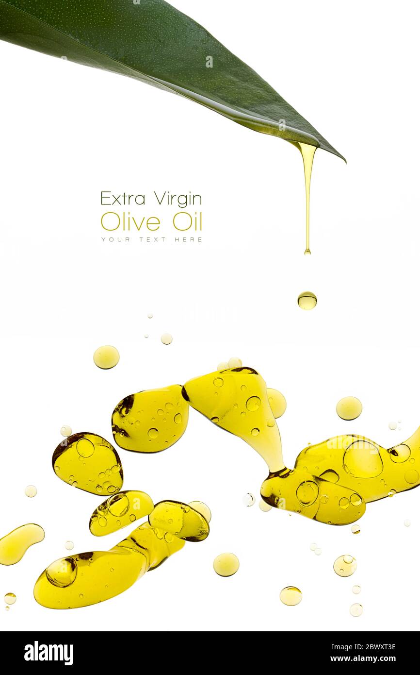 Olivenöl tropft aus einem frischen grünen Blatt. Nahaufnahme Blasen im Wasser isoliert auf weiß. Wellness-Konzept. Vorlagendesign mit Beispieltext Stockfoto