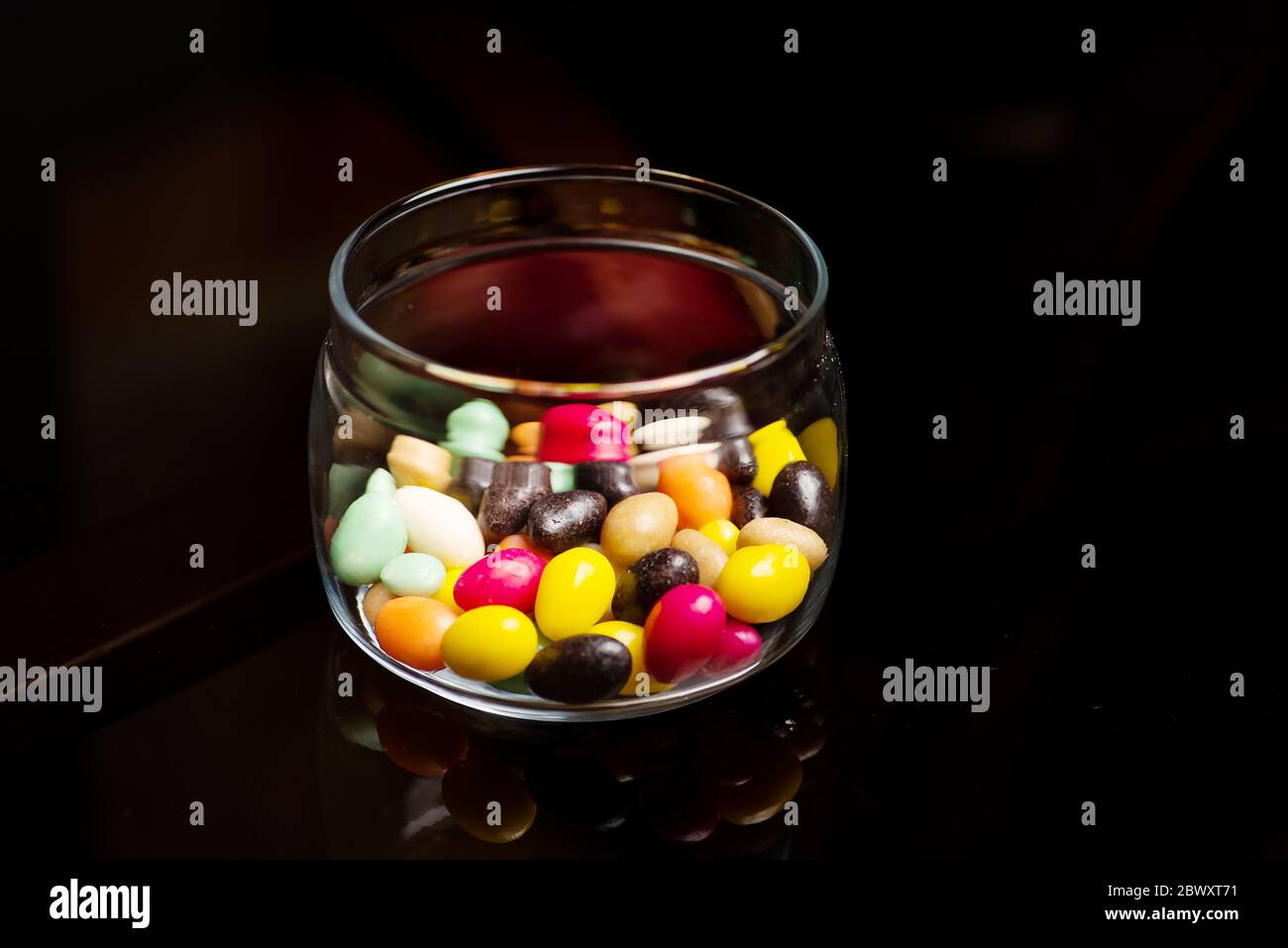 Runde Bonbons auf schwarzem Hintergrund Nahaufnahme Stockfoto
