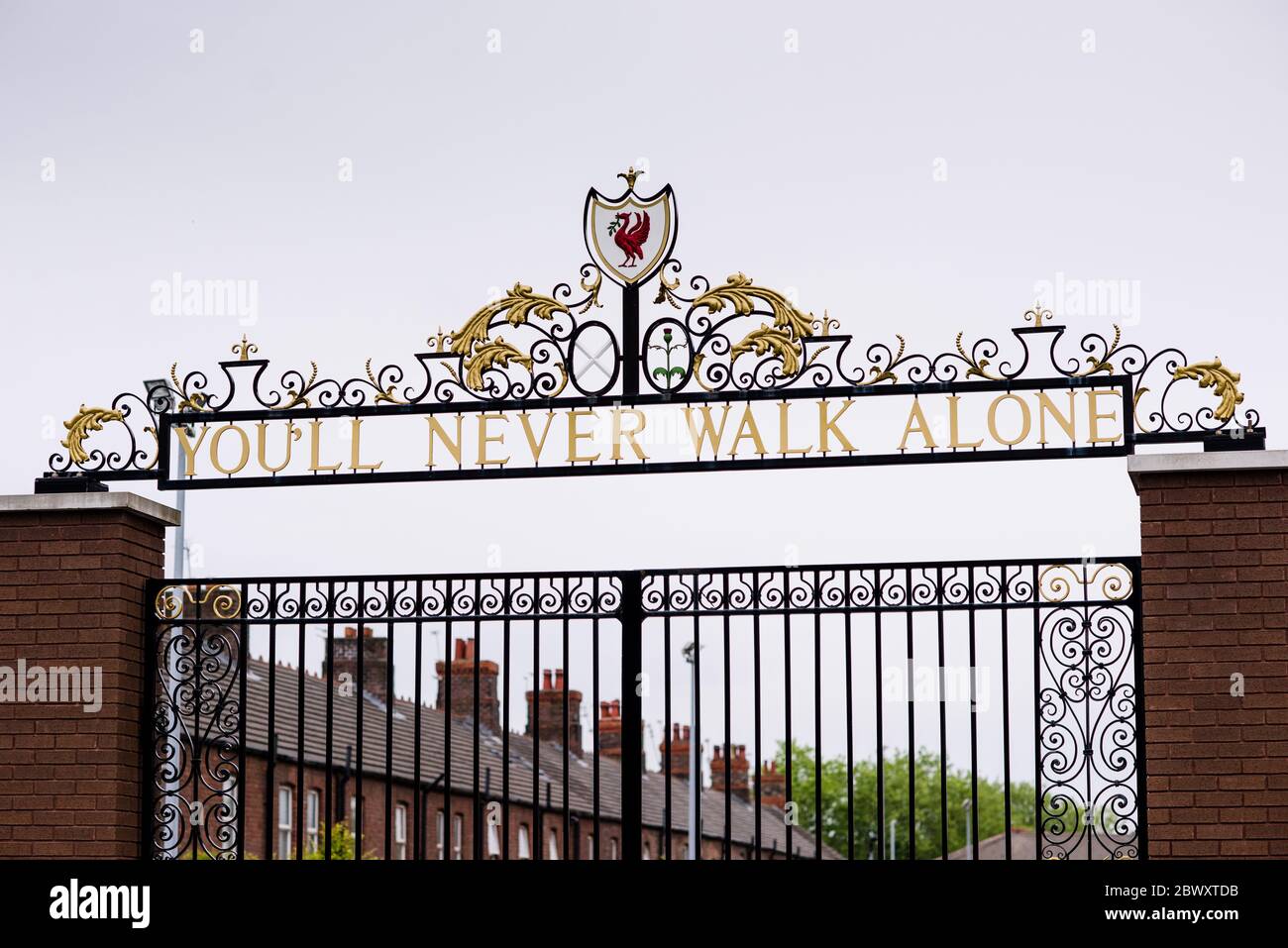 Sie werden nie allein gehen. Bill Shankly Memorial Gate. Anfield, Liverpool, Großbritannien. Stockfoto