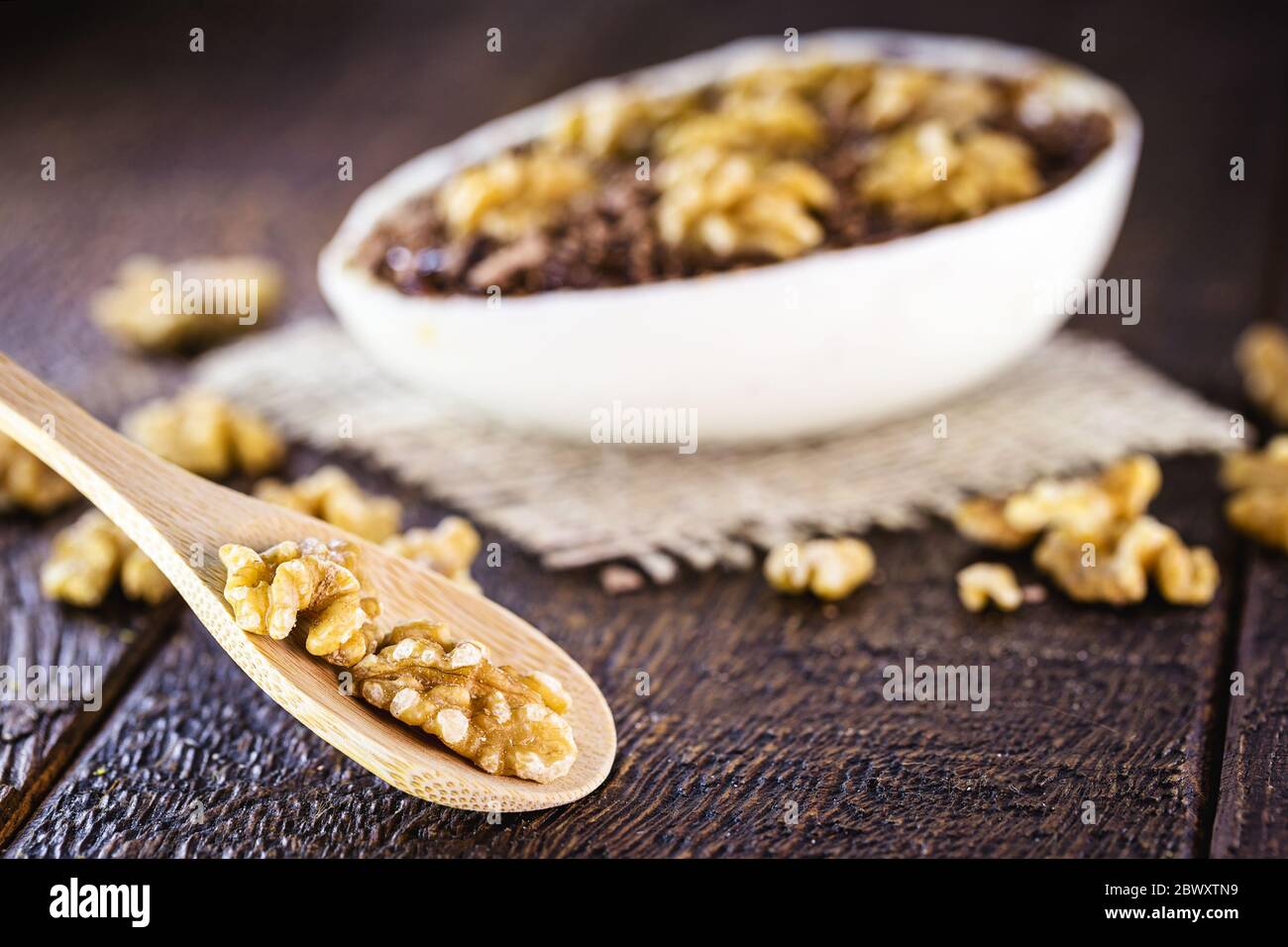 schokoladeneier mit Sahnetüllen und Nußfüllung. Gourmet Osterei mit Löffel, für Quaremsa do brasil. Stockfoto