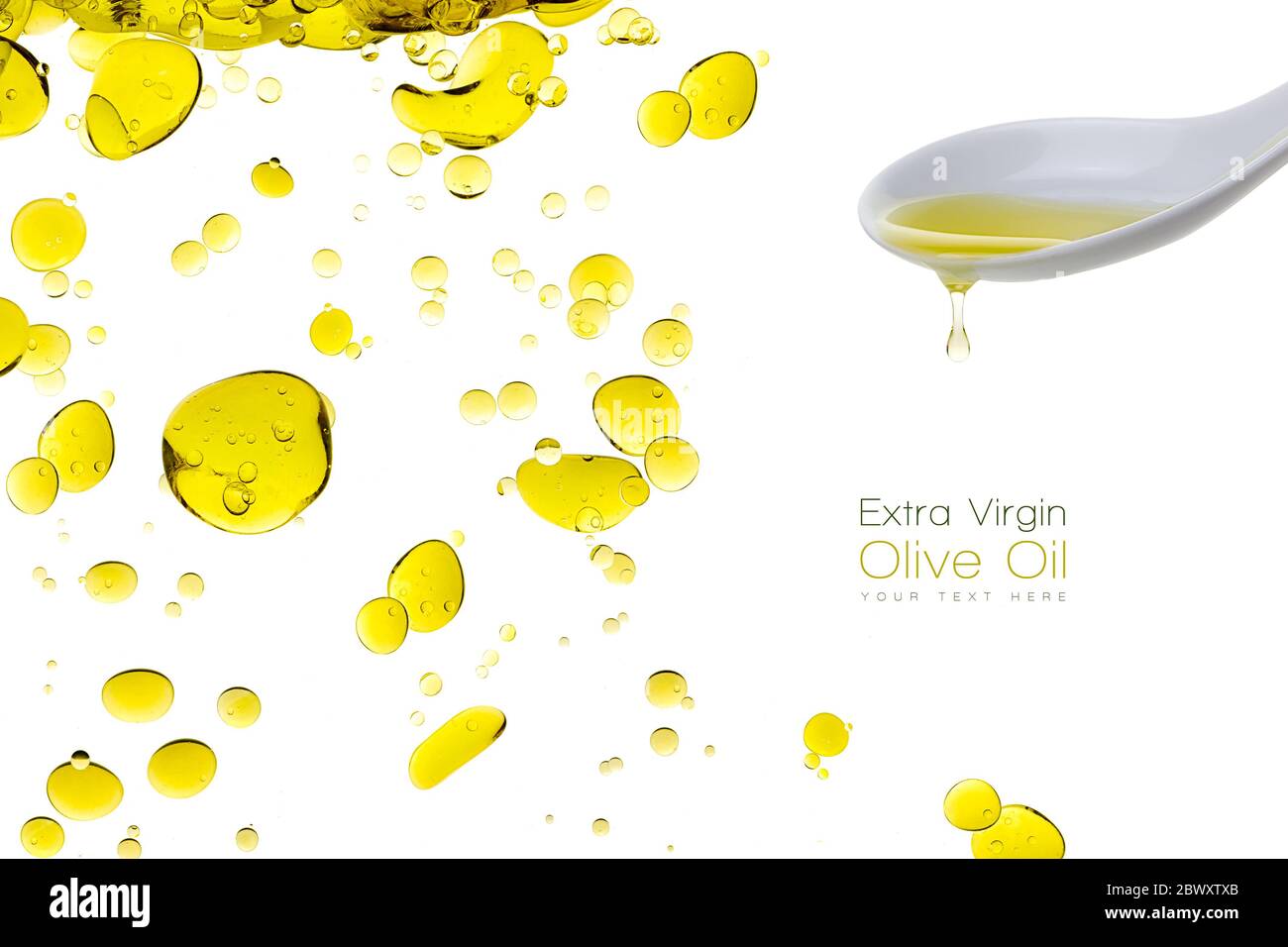 Gesundes natives Olivenöl, das aus einem weißen Keramiklöffel tropft, mit Details von Öltröpfchen in Wasser auf der linken Seite, Nahaufnahme auf weißem Hintergrund. Design Stockfoto
