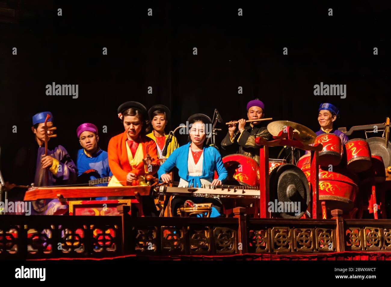 Ein Orchester im Thang Long Vietnamese Water Puppet Theatre, Hanoi Stockfoto