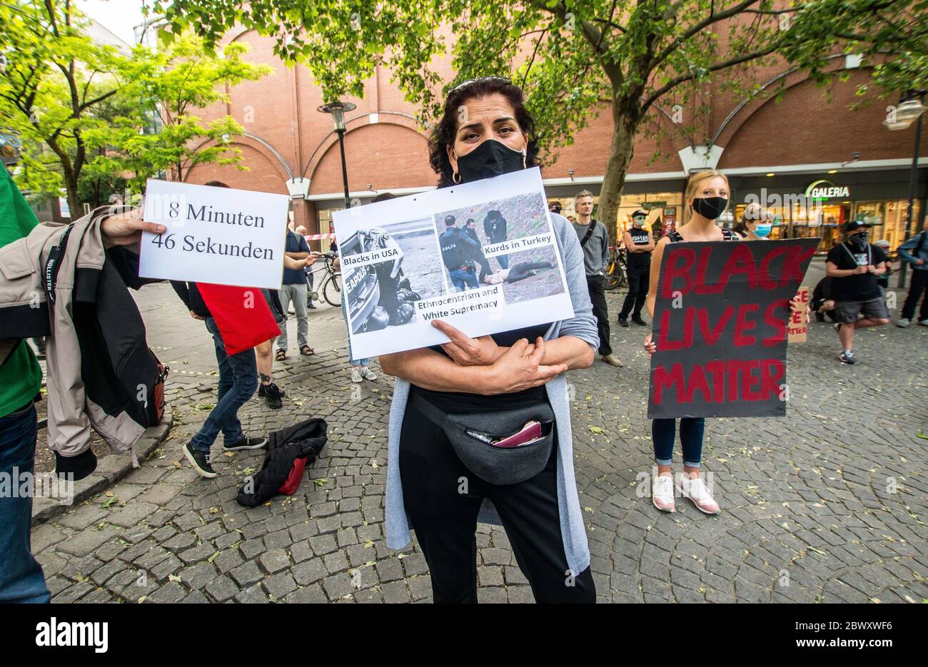 München, Bayern, Deutschland. Juni 2020. Ein Demonstrator in München fordert ein Ende der Polizeibrutialität, des weißen Nationalismus und des weißen Vorherrschaftstums sowie der Solidarität mit schwarzen Amerikanern und Kurden. Solidarität mit den Protesten von George Floyd in den Vereinigten Staaten demonstrierten in München über 100 Demonstranten gegen Polizeibrutalität, Straflosigkeit und Rassismus. George Floyd hatte eine Begegnung mit Minneapolis Polizei, die in seinem Tod führte, nachdem ehemaliger Offizier Derek Chauvin auf seinem Hals kniete, während zwei andere auf seinem Körper ruhten. Die schockierenden Bilder wurden auf Video und ha gefangen Stockfoto