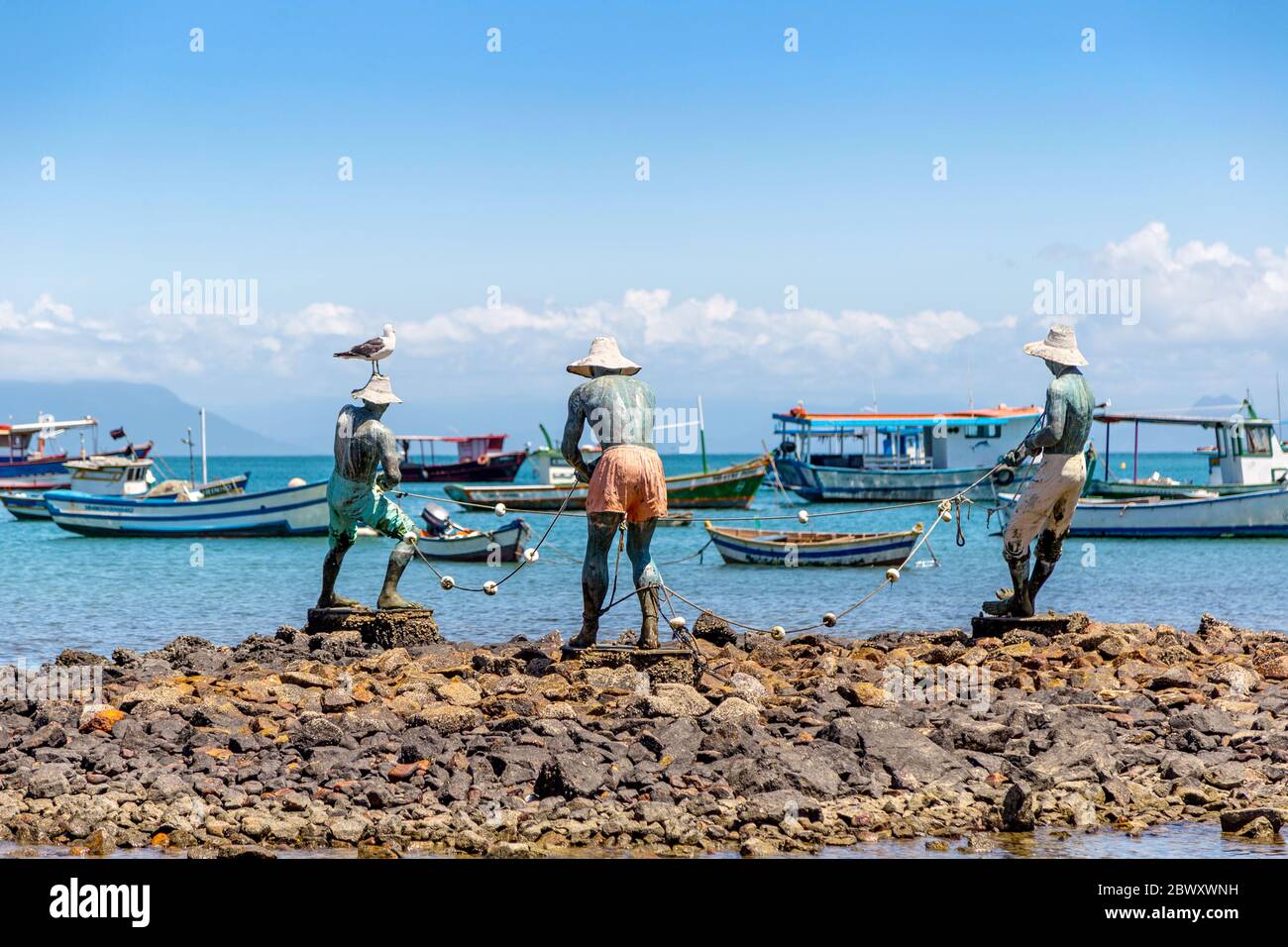 ARMAÇÃO DOS BUZIOS, RIO DE JANEIRO, BRASILIEN. Ansicht der Bronzeskulptur drei Fischer in der Bucht von Buzios platziert. Stockfoto