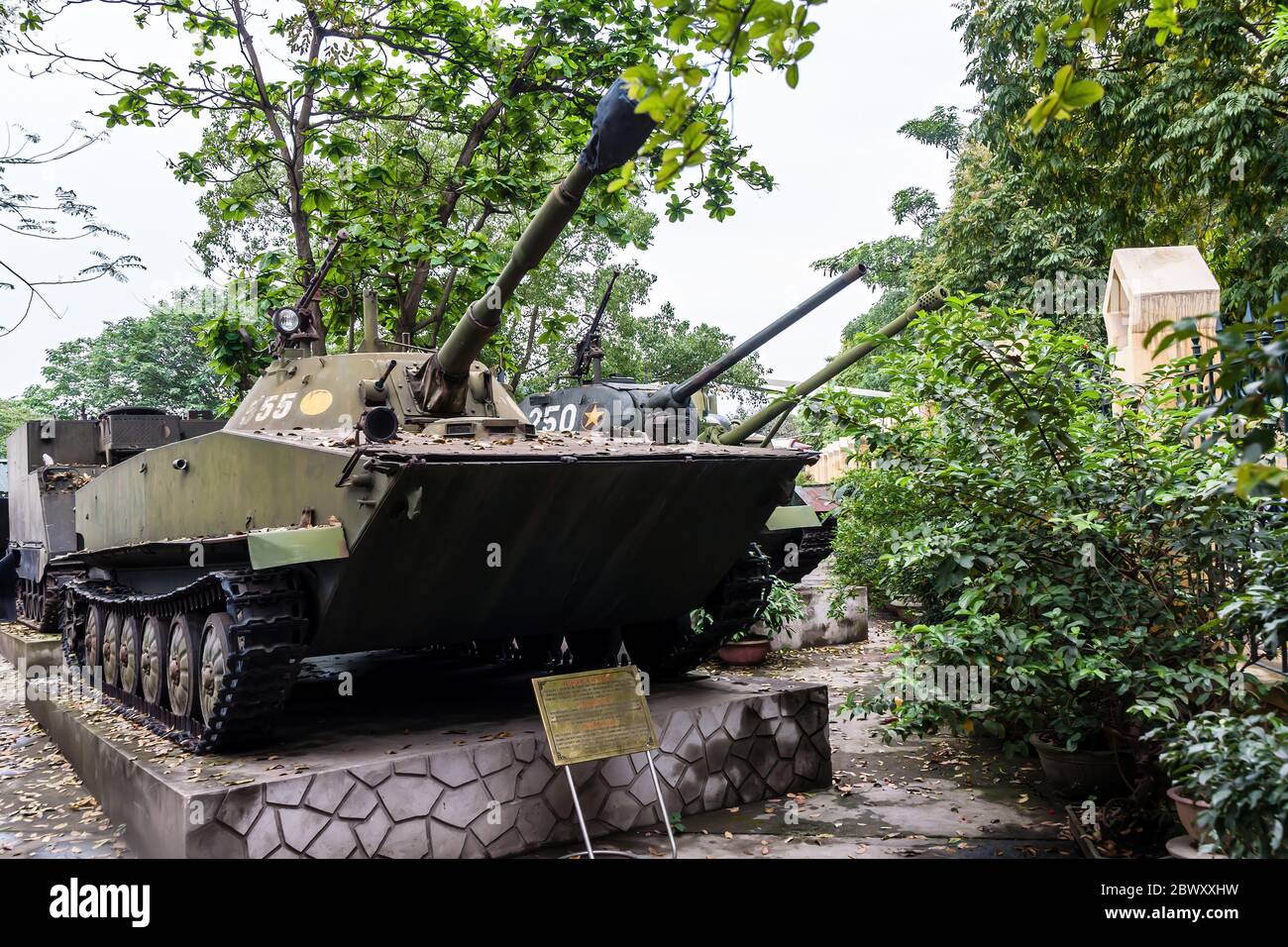 Sowjetisch-made leichte Amphibienpanzer PT-76 im Vietnamesischen Militärhistorischen Museum, Hanoi Stockfoto