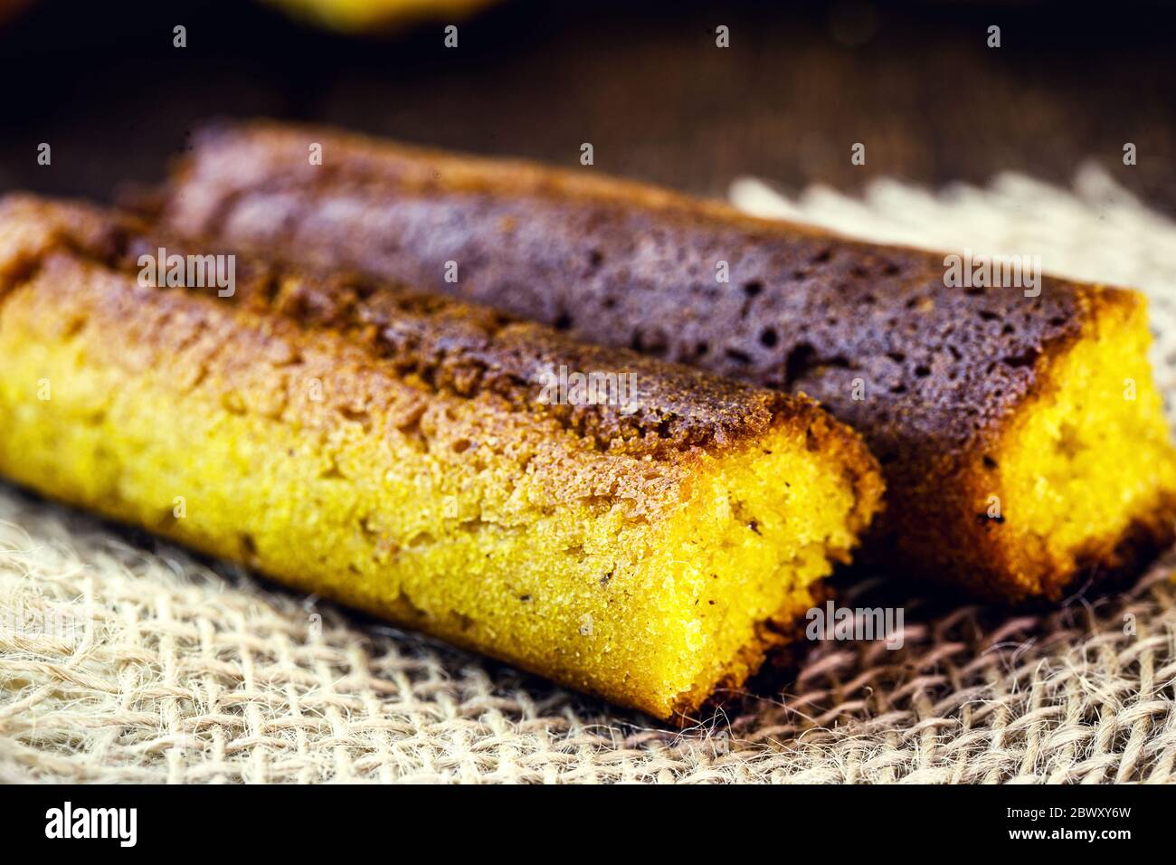 Broa mit Mais und in Bananenblatt eingewickelt. Maisbrot für die Juni und Juli Parteien in Brasilien gemacht. Brasilianische Küche. Stockfoto