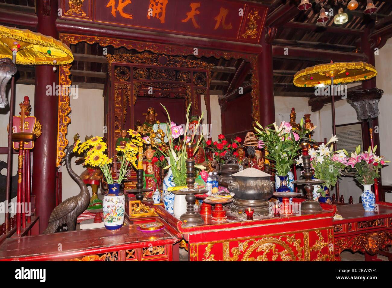 Der Altar mit Opfergaben im Mondkontemplationspavillon (DAC Nguyet) des Tempels vom Jade-Berg, Hanoi Stockfoto