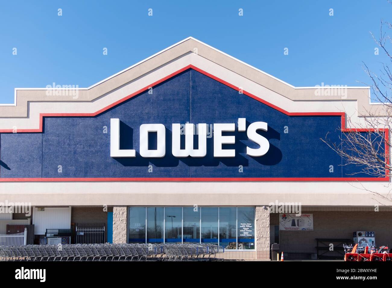 Außenfassade und Logo von Lowe's Baumarkt in Wichita, Kansas, USA. Stockfoto