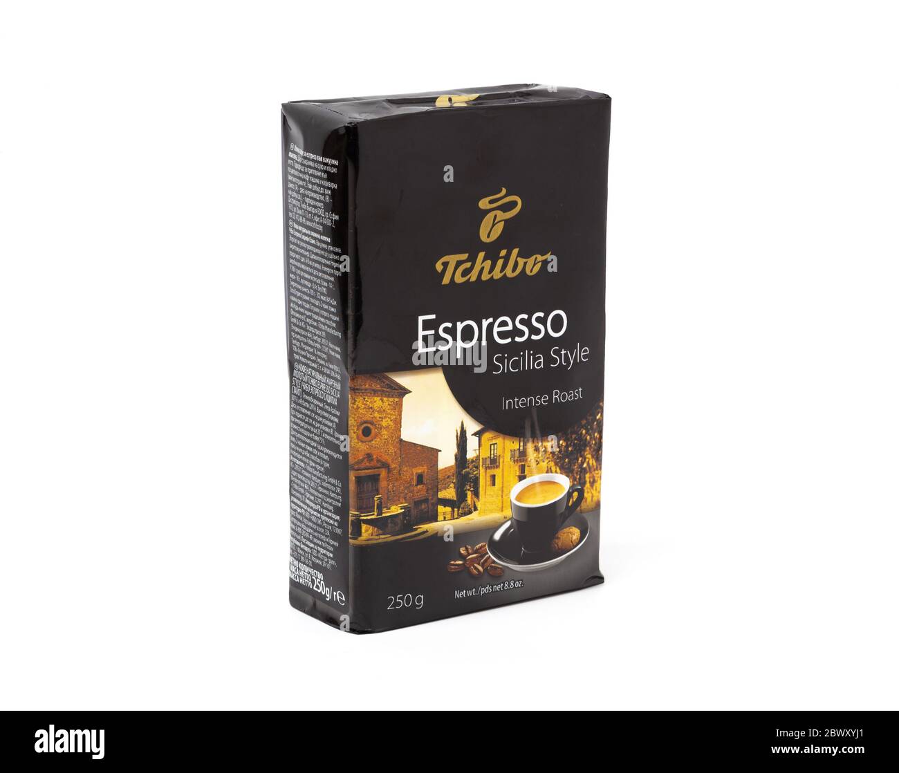 CHISINAU, MOLDAWIEN - 3. Juni 2020: Tchibo Kaffee Espresso Box und Löffel mit Kaffeebohnen isoliert auf weißem Hintergrund. Mit Beschneidungspfad Stockfoto