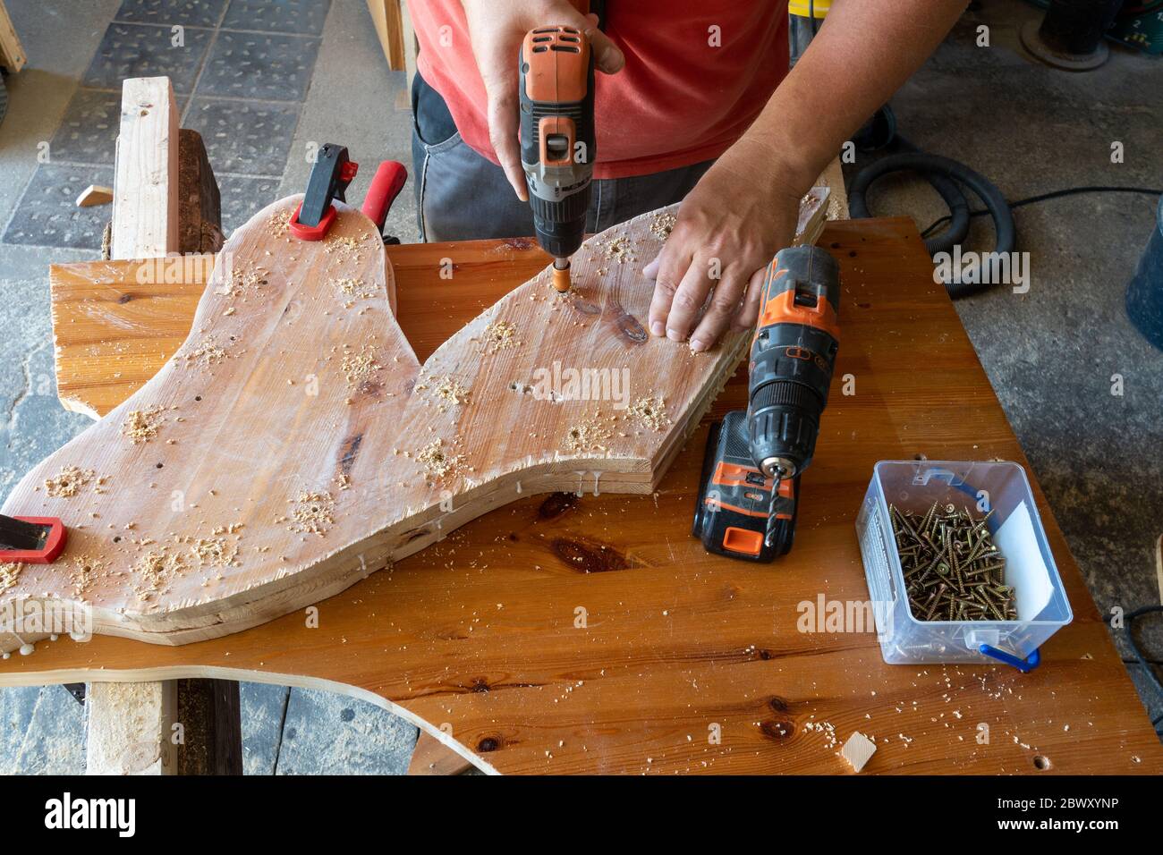 Tischler arbeitet an Holzhandwerk in der Werkstatt, um Baumaterial oder Holzmöbel zu produzieren. Stockfoto