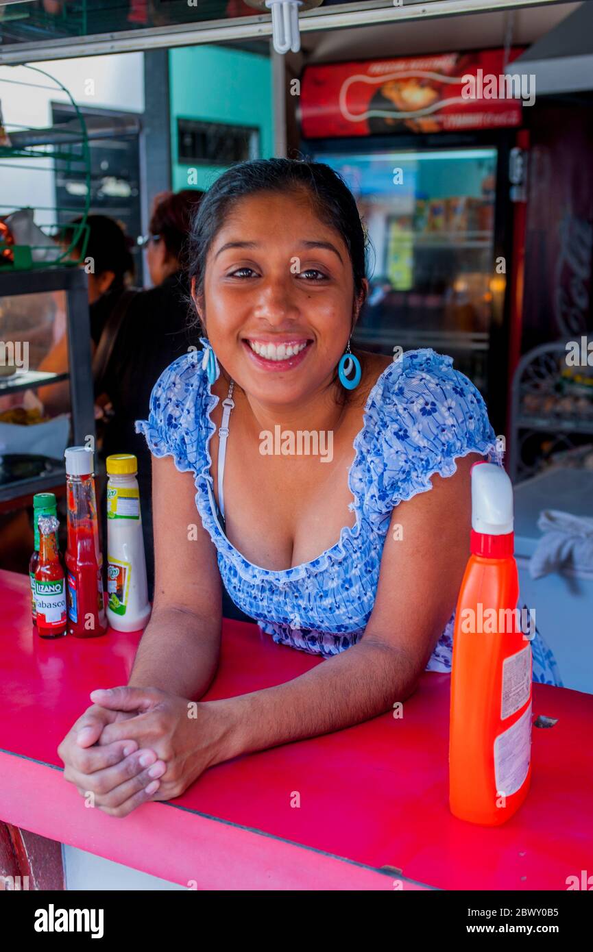 Ein großes Lächeln von einer Frau an einem Fast-Food-Stand in der kleinen Stadt Upala in Costa Rica. Stockfoto