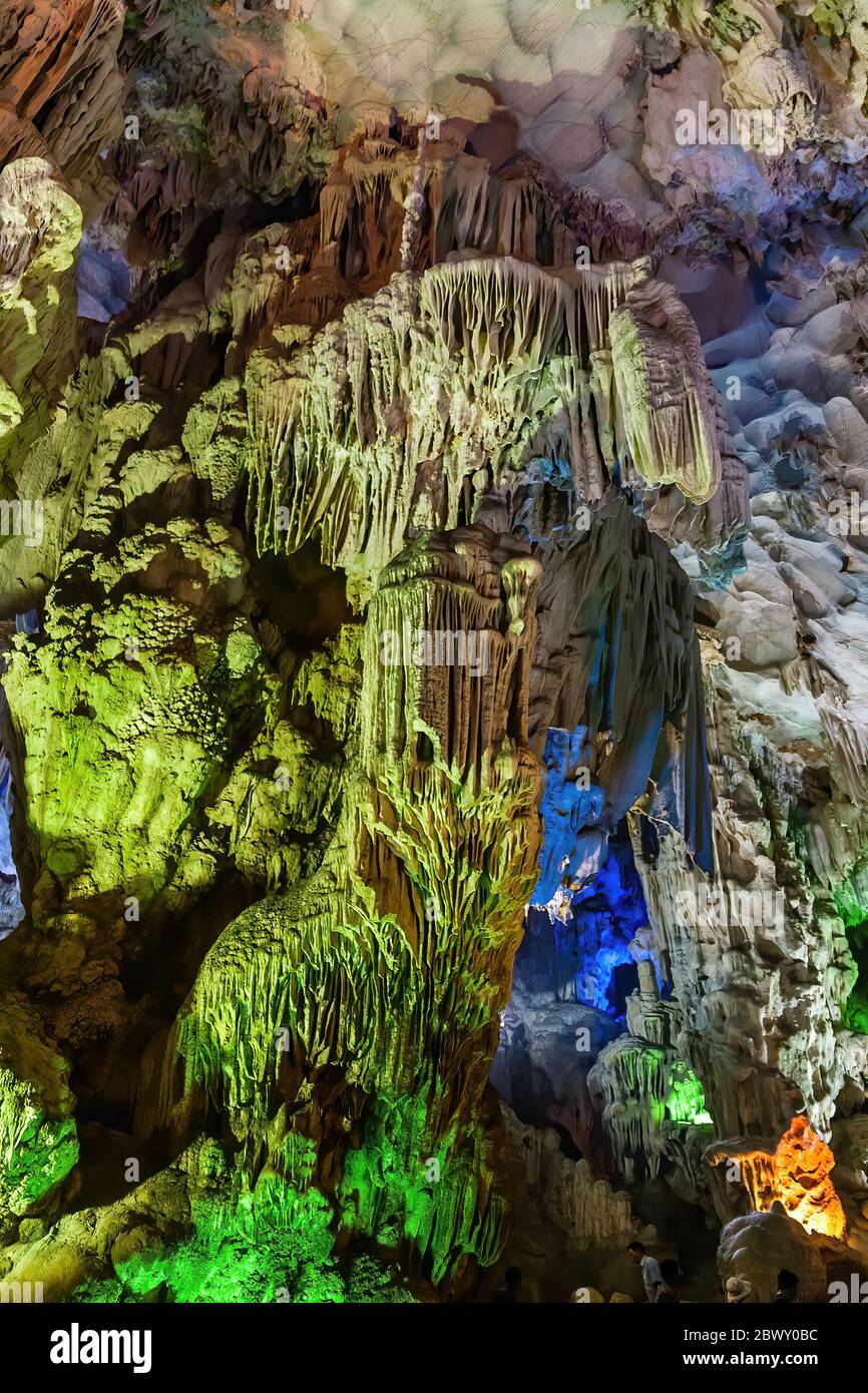 Stalaktiten und Stalagmiten Formationen in einer Kalksteinhöhle der Halong Bay, Vietnam Stockfoto