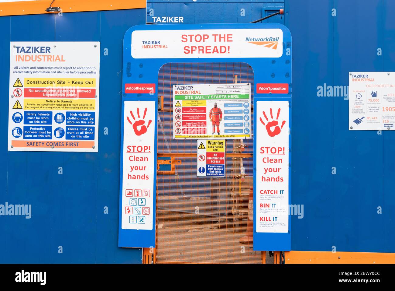 Warnschilder zum Coronavirus am Eingang zur Baustelle während der Renovierungsarbeiten an der Clyde-Eisenbahnbrücke durch Taziker Industrial, Glasgow, Schottland, Großbritannien Stockfoto