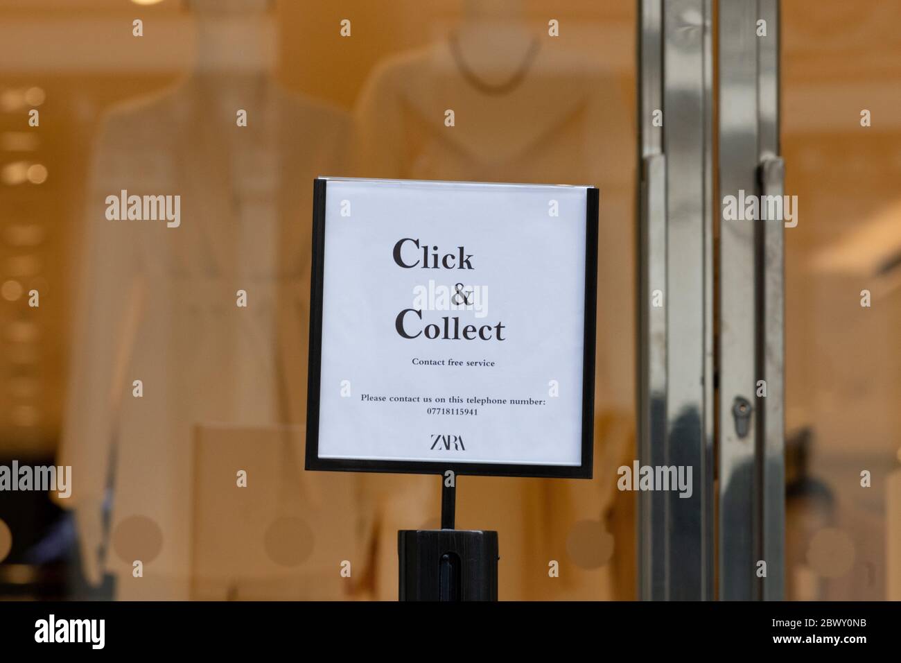 Zara klicken und sammeln Schild außerhalb Buchanan Street Store während Coronavirus Pandemie Sperrung, Glasgow, Schottland, Großbritannien Stockfoto