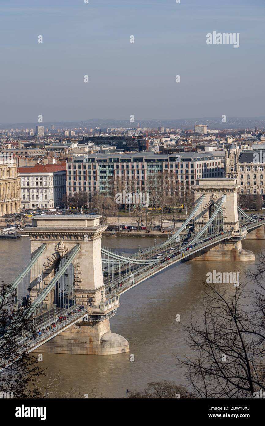 Blick auf die Szenchenyi Kettenbrücke über die Donau im Winter in Budapest Stockfoto