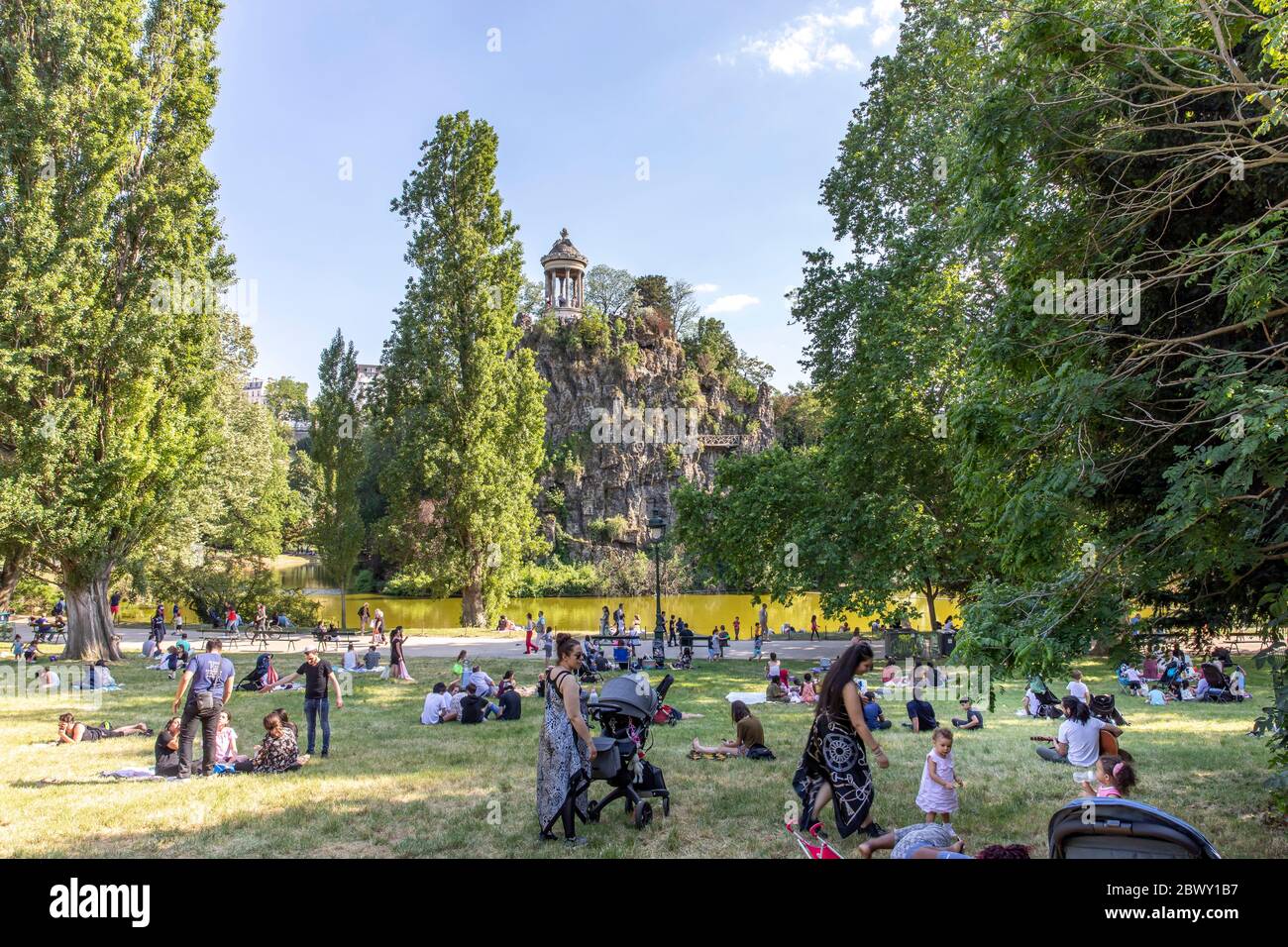 Paris, Frankreich - 2. Juni 2020: Die Pariser durften nach Ende der Sperre aufgrund von Covid-19 in öffentliche Parks zurückkehren Stockfoto