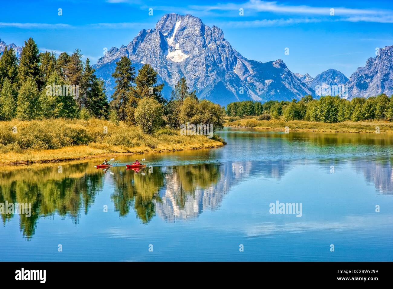Kajakfahren um Oxbow Biegen Sie auf dem Snake River vor der Kulisse Mount Moran und der Teton Range Stockfoto