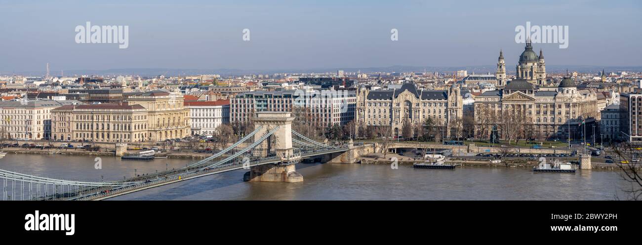 Panoramablick auf die Szenchenyi Kettenbrücke über die Donau in Budapest Winter Stockfoto