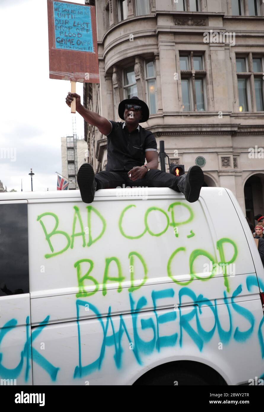 London, Großbritannien. Juni 2020. Schwarz-Weiß-Demonstranten protestieren auf dem Londoner Parliament Square in Solidarität mit den Protesten, die in Amerika nach der rassistischen Ermordung von George Floyd am Mittwoch, dem 03. Juni 2020, stattfinden. Foto von Hugo Philpott/UPI Quelle: UPI/Alamy Live News Stockfoto