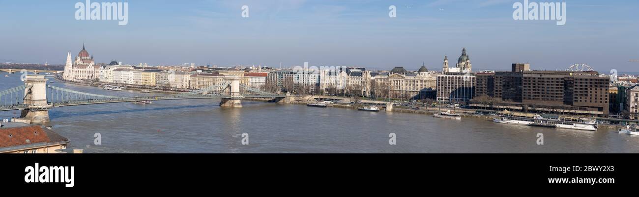 Budapest, Ungarn - Feb 9, 2020: Panorama-Ansicht der Szenchenyi Kettenbrücke über der Donau im Budapester Winter Stockfoto