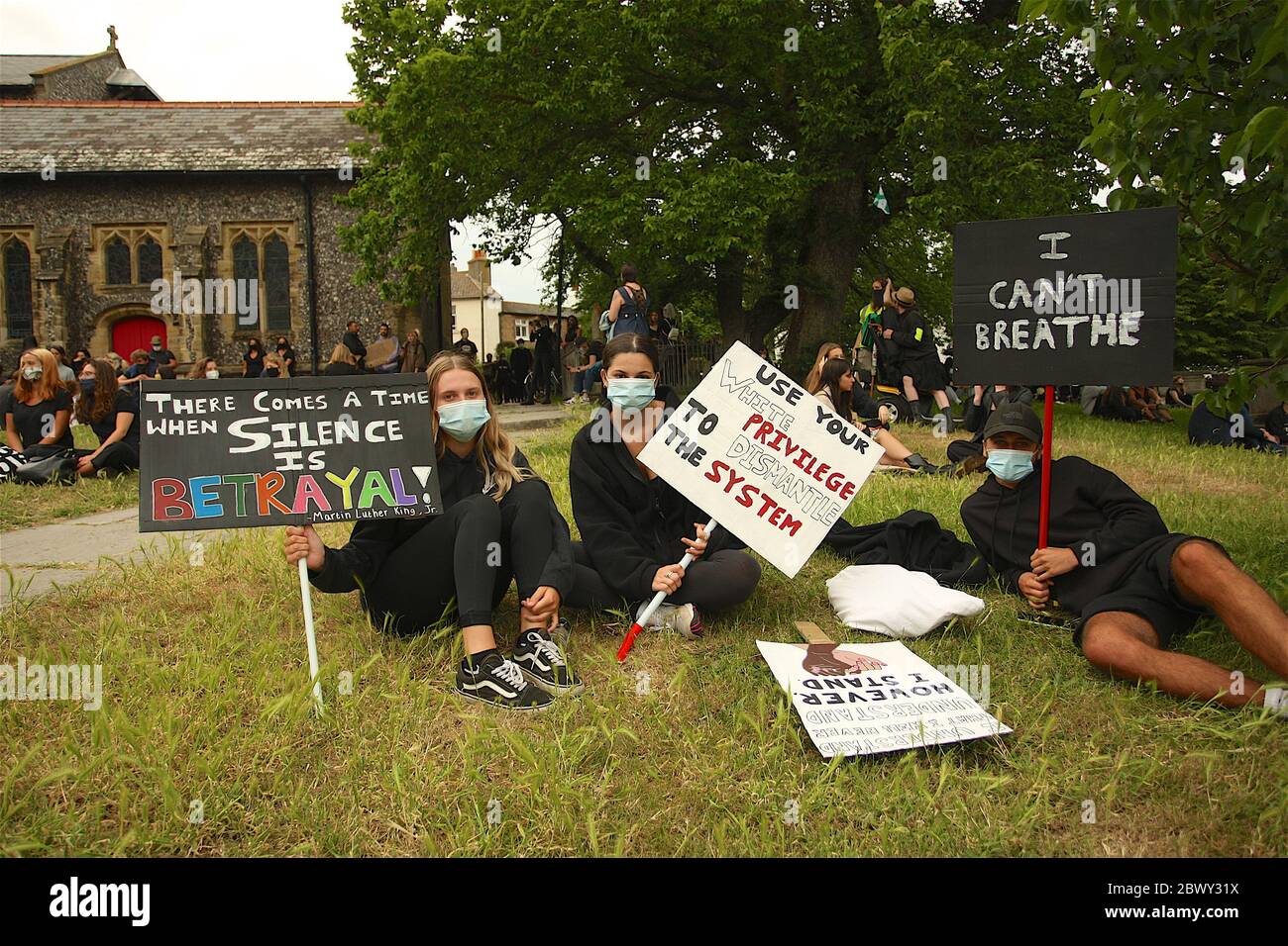 Brighton, Großbritannien, 03. Juni 2020, Black Lives Matters Protest, EIN marsch in Brighton, der sich für die Beendigung des Rassismus einsetzt, hält vor der Brighton Polizeistation an. In Solidarität mit den Kampagnen in den USA nach dem Tod von George Floyd in Polizeigewahrsam in Minnesota. Quelle: Rupert Rivett/Alamy Live News Stockfoto