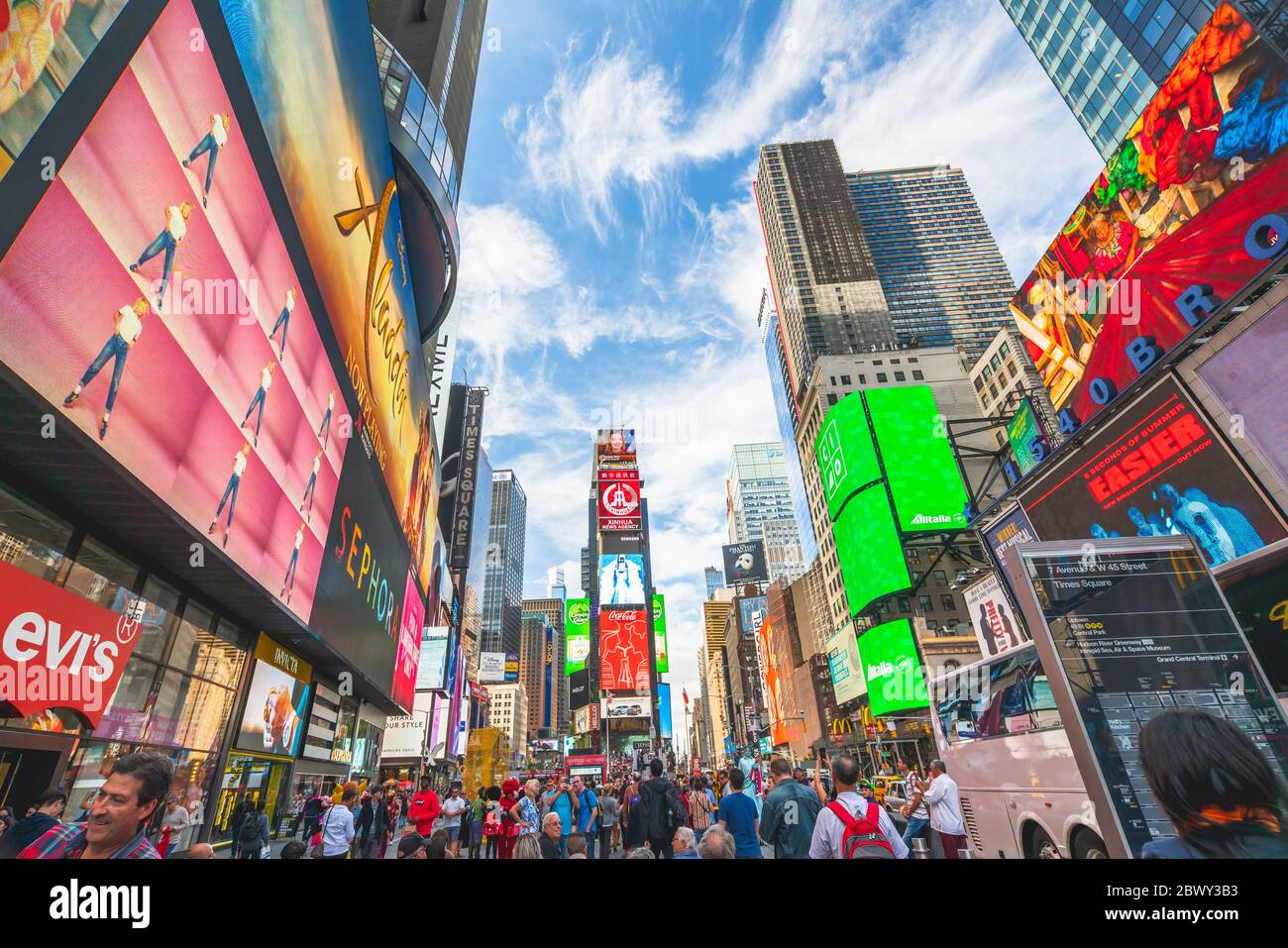 New York City/USA - 24. Mai 2019 Times Square, eine der meistbesuchten Touristenattraktionen der Welt. Überfüllte Straße, hell beleuchtet von Plakaten und Werbung Stockfoto