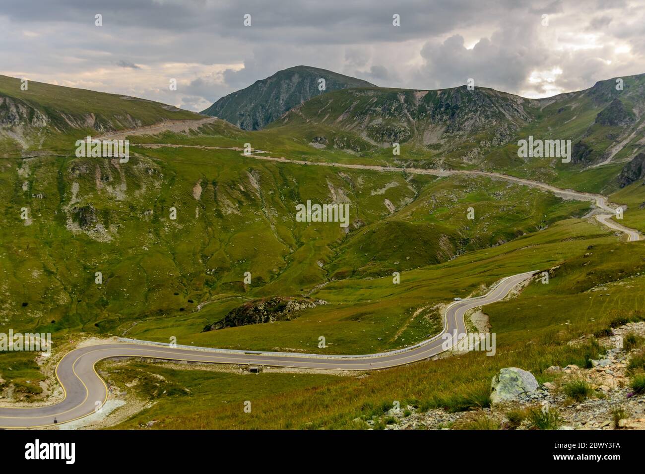 Herrliche Panoramasicht auf die höchste Straße im rumänischen Parang-Gebirge - Transalpina Stockfoto