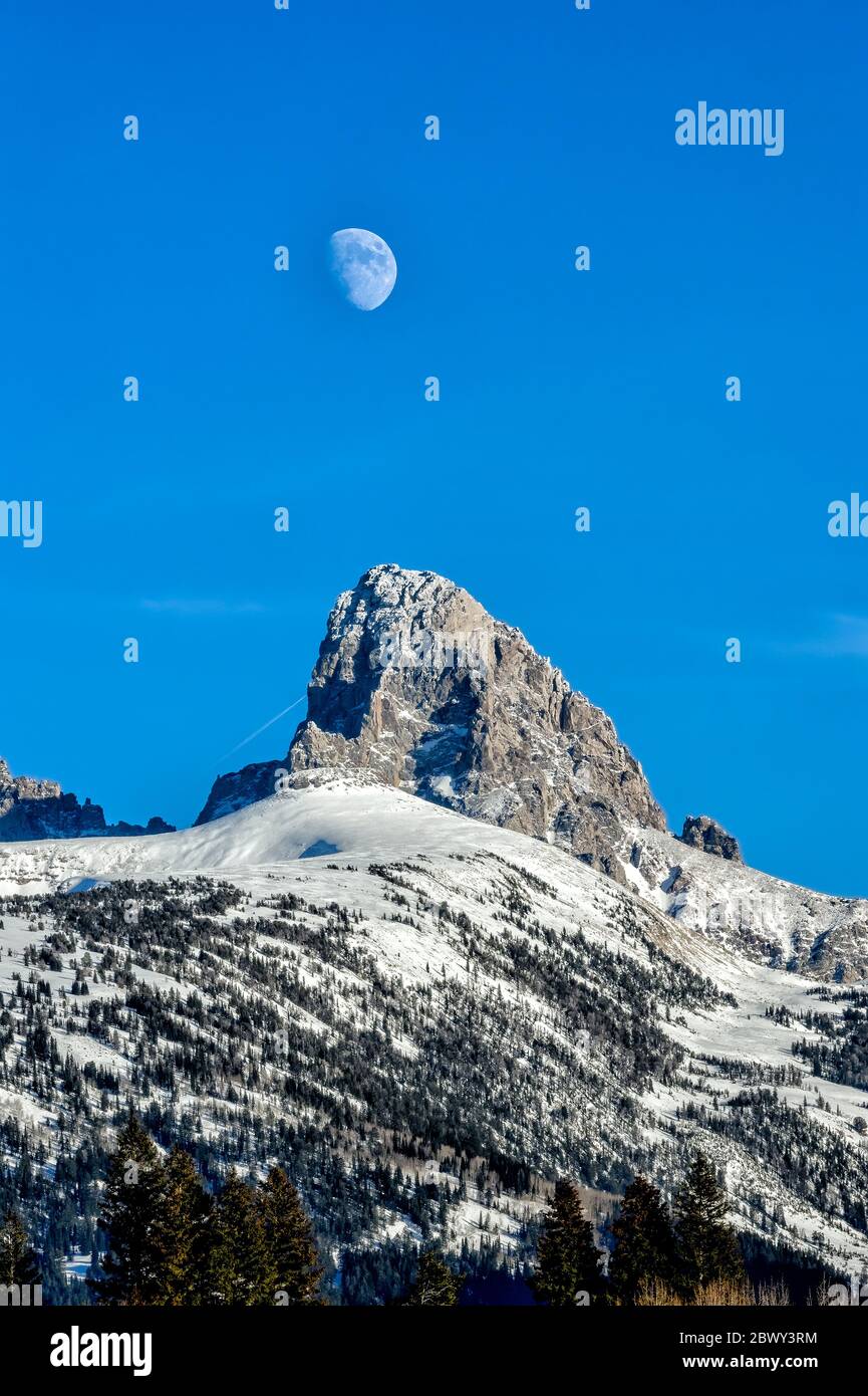 Mond steigt über dem Grand Teton am Westhang der Teton Range in Idaho Stockfoto