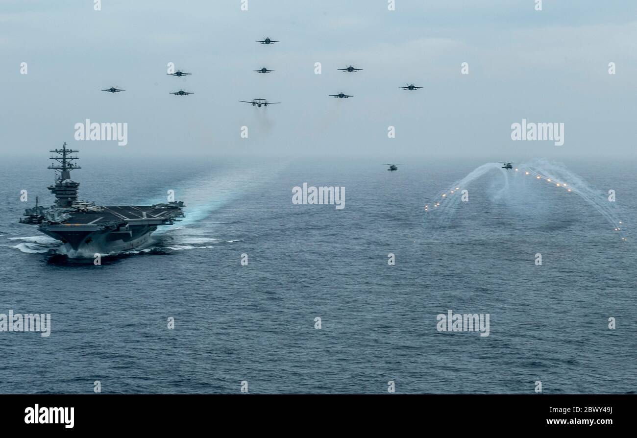US-Navy-Flugzeuge von Nimitz Carrier Strike Group fliegen in Formation über den Flugzeugträger USS Nimitz unterwegs Durchführung Composite-Trainingseinheit Übung 2. Juni 2020 im Pazifischen Ozean. Stockfoto