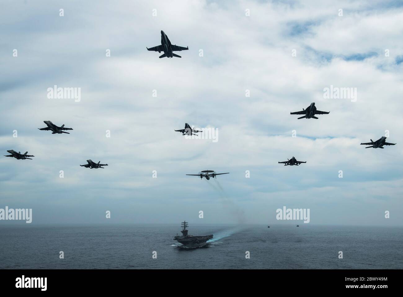 US-Navy-Flugzeuge von Nimitz Carrier Strike Group fliegen in Formation über den Flugzeugträger USS Nimitz unterwegs Durchführung Composite-Trainingseinheit Übung 2. Juni 2020 im Pazifischen Ozean. Stockfoto