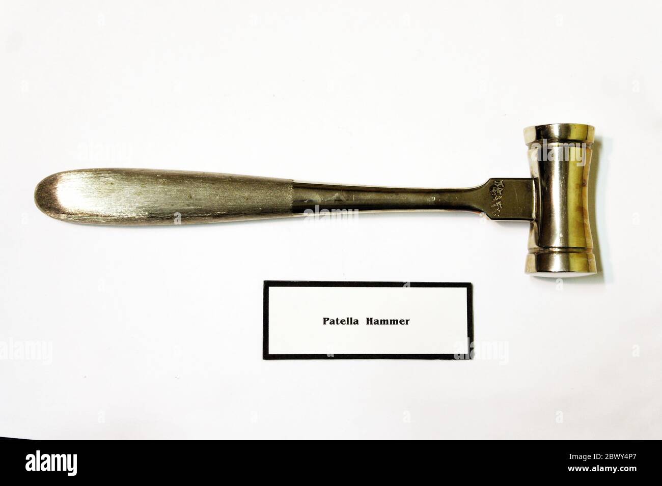 Ein alter Patella Hammer, der von Ärzten verwendet wird, um tiefe Sehnenreflexe zu testen. Stockfoto