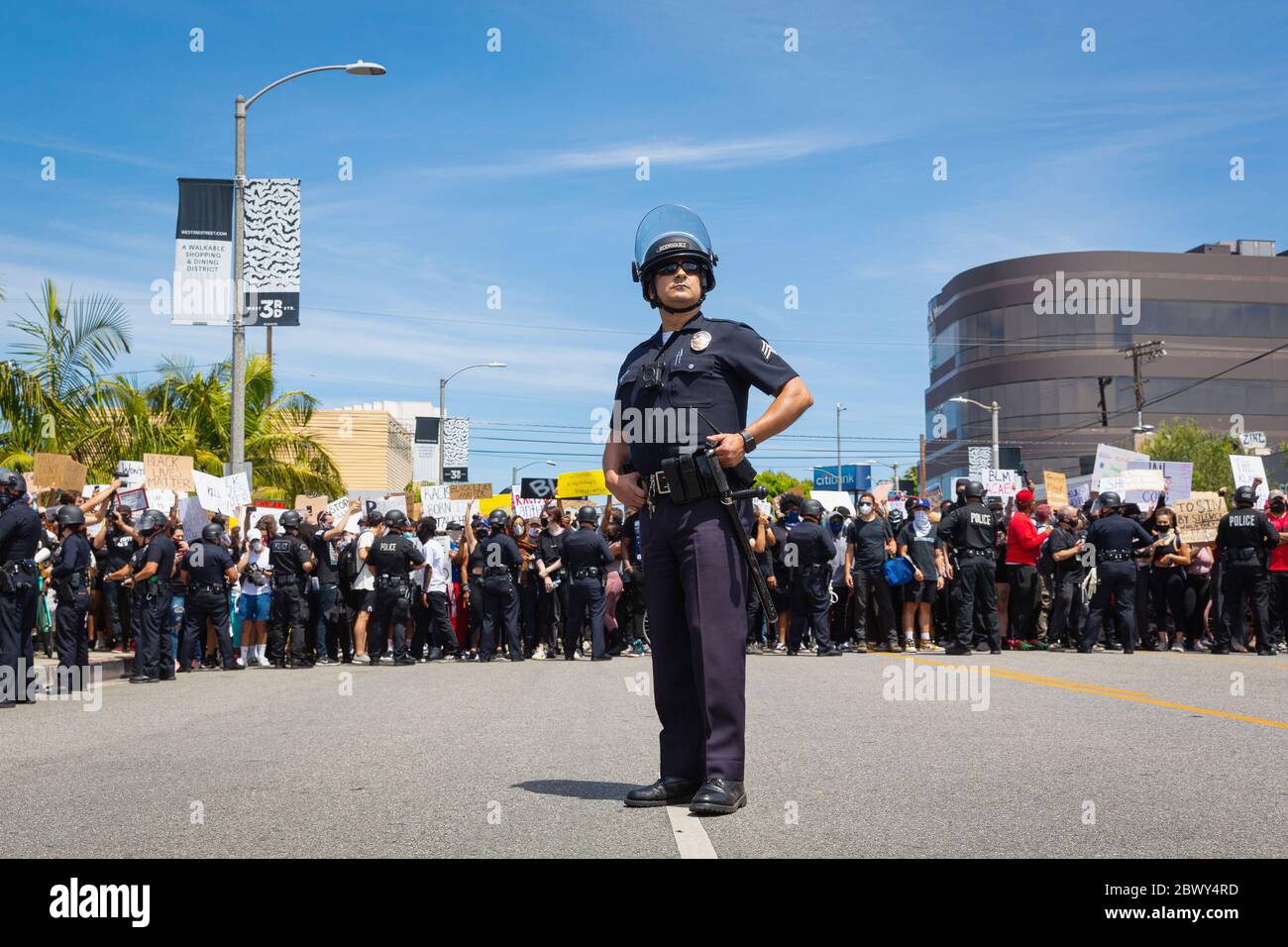 Einziger Bereitschaftspolizist bei Black Lives Matter Protest gegen die Ermordung von George Floyd: Fairfax District, Los Angeles, CA, USA - 30. Mai 2020 Stockfoto