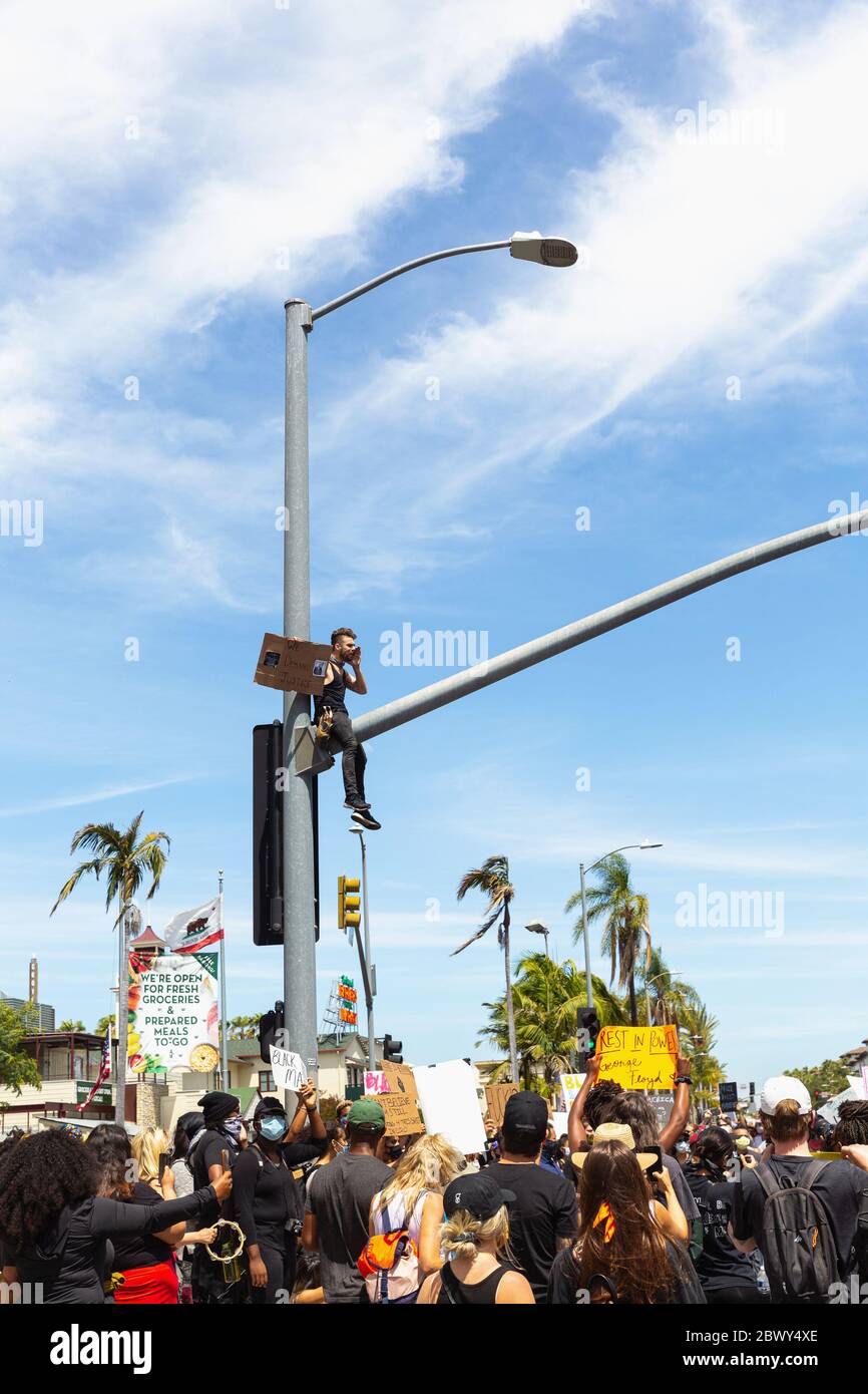 Aktivist auf der Straßenlateral bei Black Lives Matter Protest über die Ermordung von George Floyd: Fairfax District, Los Angeles, CA, USA - 30. Mai 2020 Stockfoto