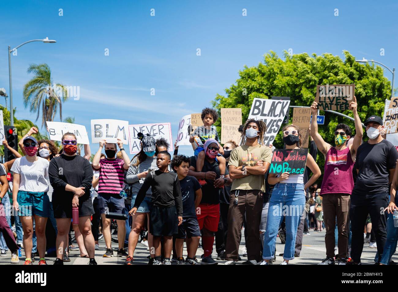 Protestgruppe bei Black Lives Matter Protest gegen die Ermordung von George Floyd: Fairfax District, Los Angeles, CA, USA - 30. Mai 2020 Stockfoto
