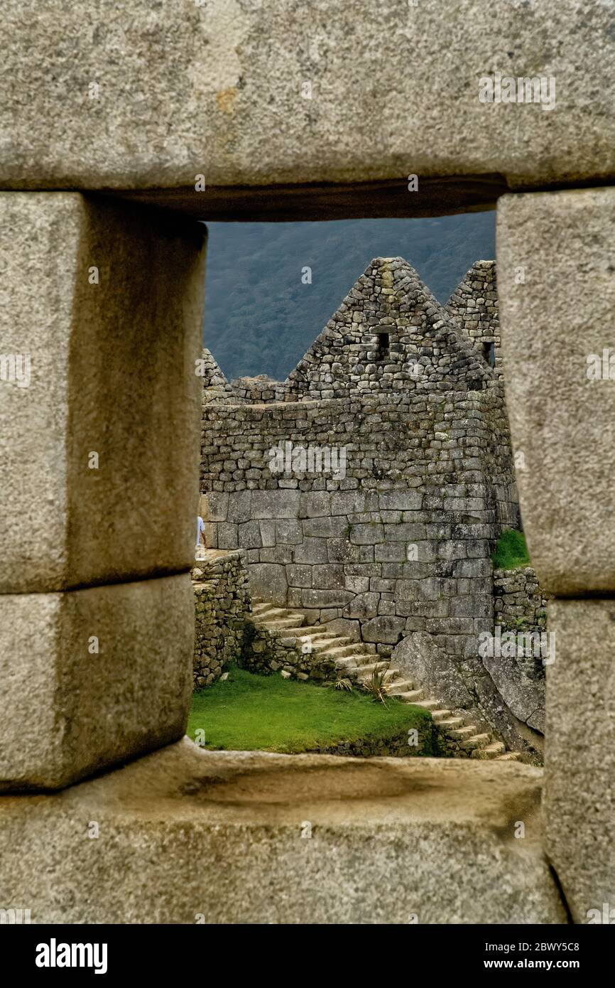 Blick durch eines der Fenster im Tempel der 3 Fenster auf die Inka-Ruinen von Machu Picchu Stockfoto