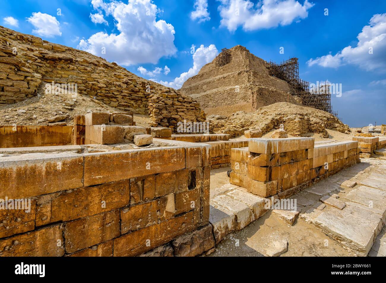 Der Grabekomplex von Djoser und die Stufenpyramide während der nun abgeschlossenen Renovierungen Stockfoto