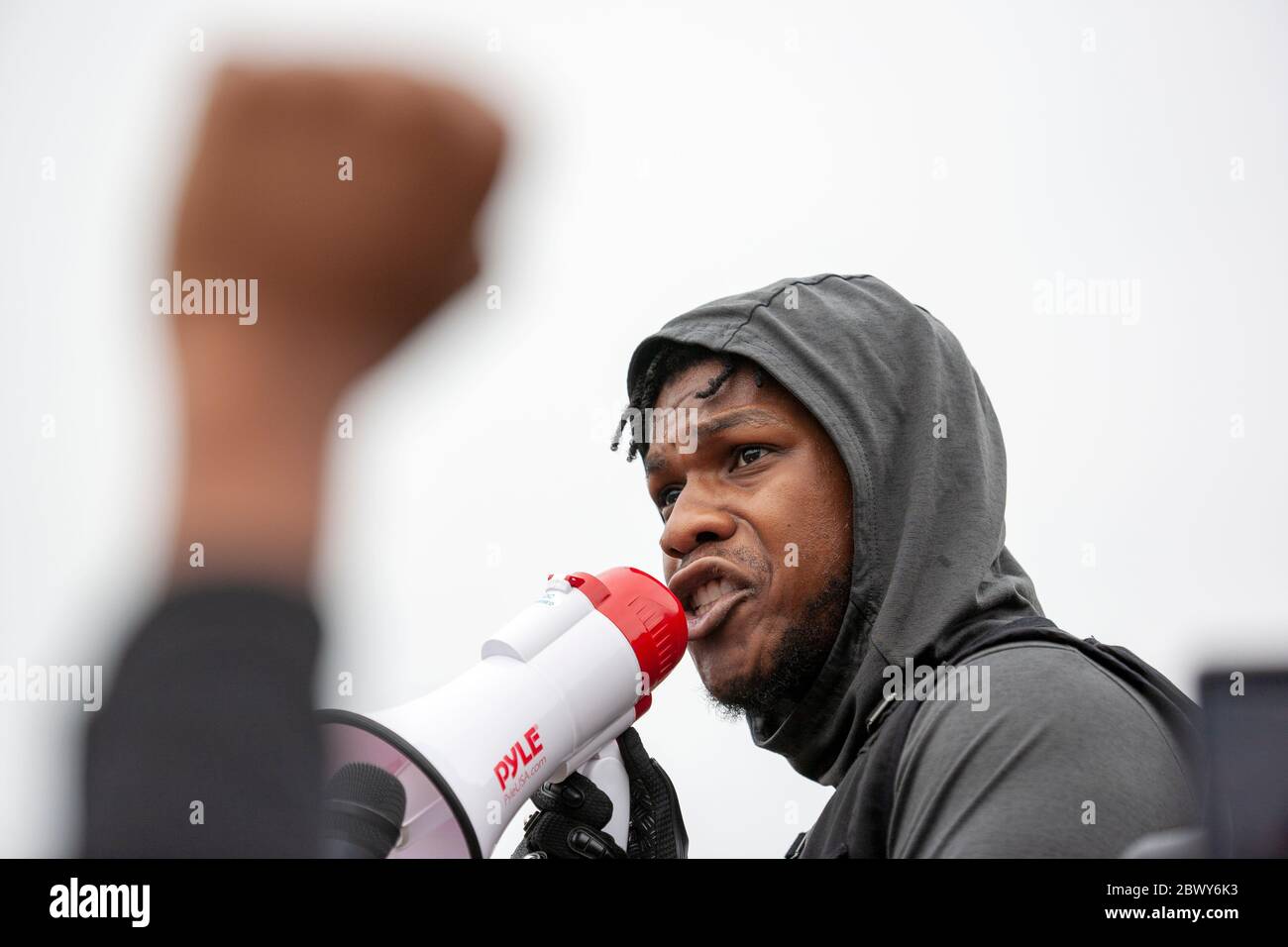 Der Schauspieler John Boyega hält eine leidenschaftliche Rede vor einer großen Menge, die im Hyde Park im Rahmen des Black Lives Matter UK-Protests versammelt ist Stockfoto