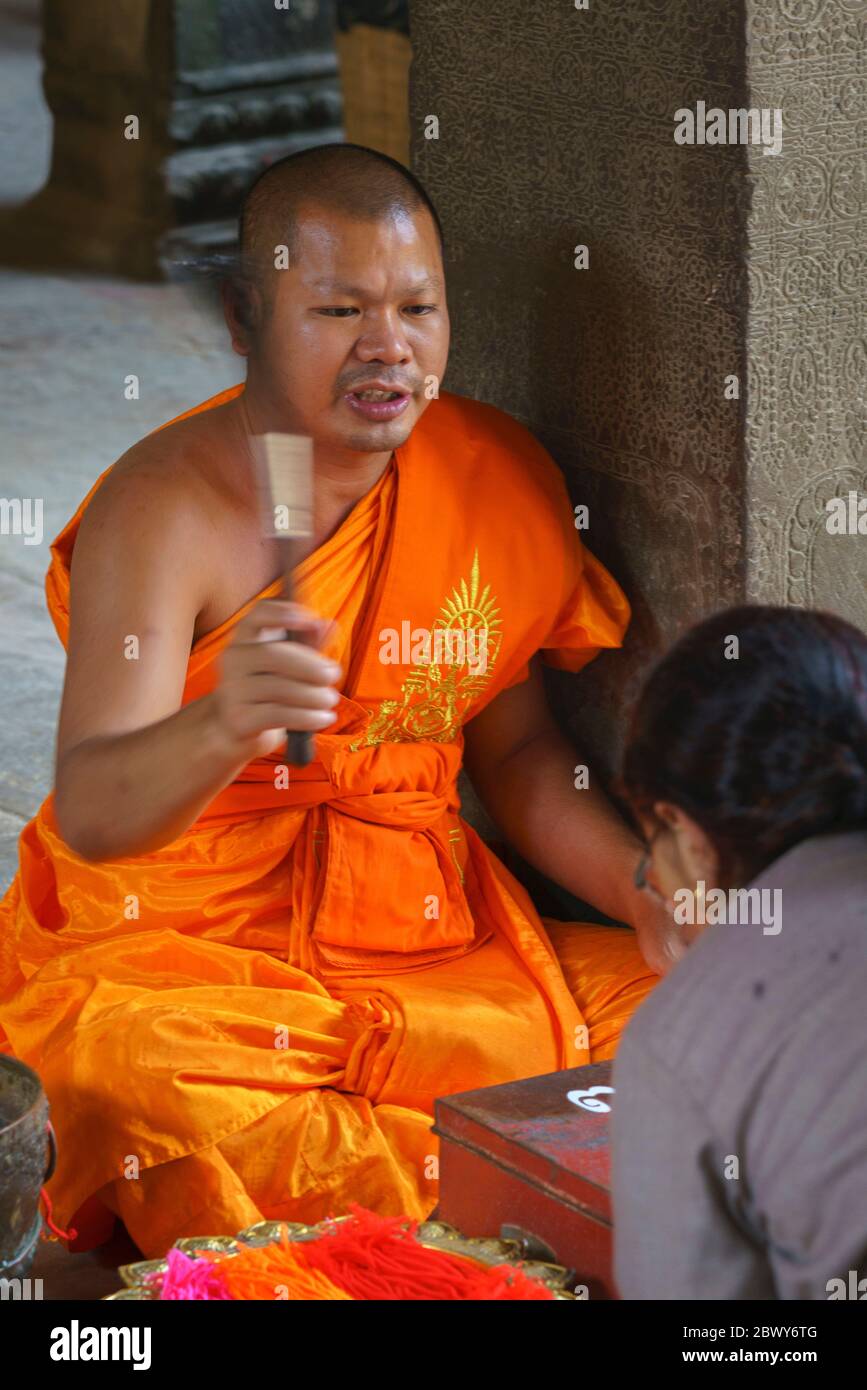 Buddhistischer Mönch segnet Pilger in Angkor Wat, Siem Reap, Kambodscha Stockfoto
